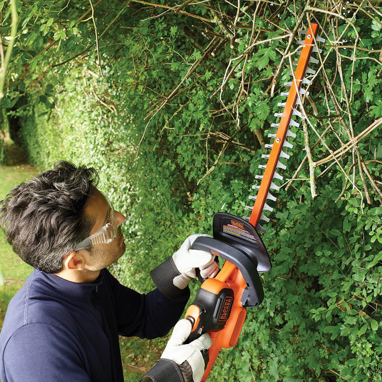 Black and decker cordless hedge trimmer best sale