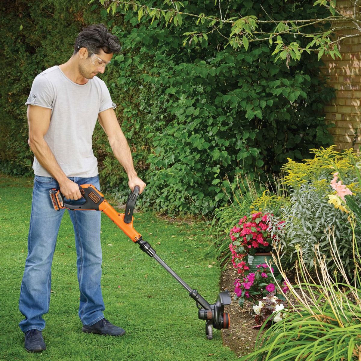 Black+Decker 18V Cordless 28cm String Trimmer 2.0Ah