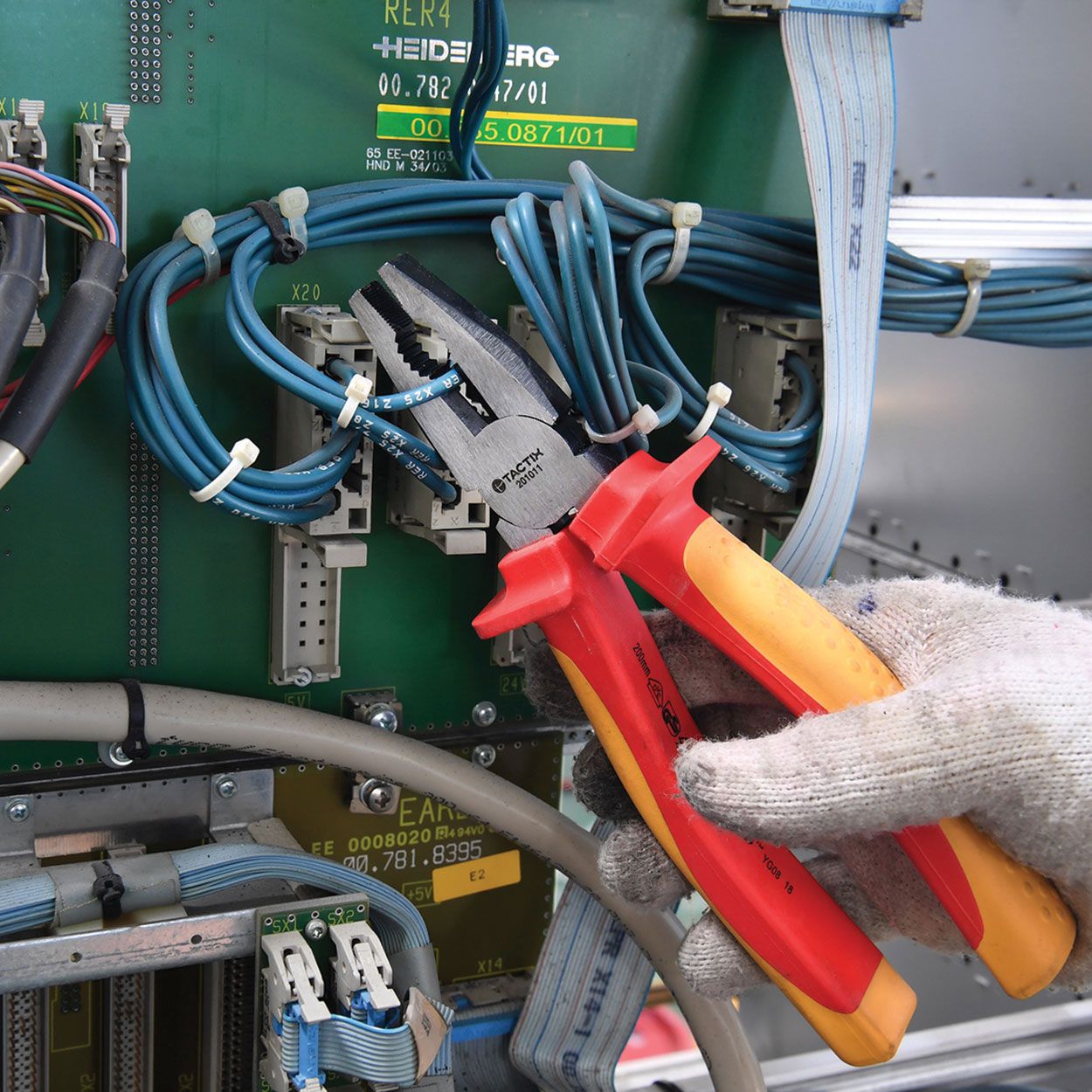 Tactix 200mm (8") Insulated Linesman Pliers