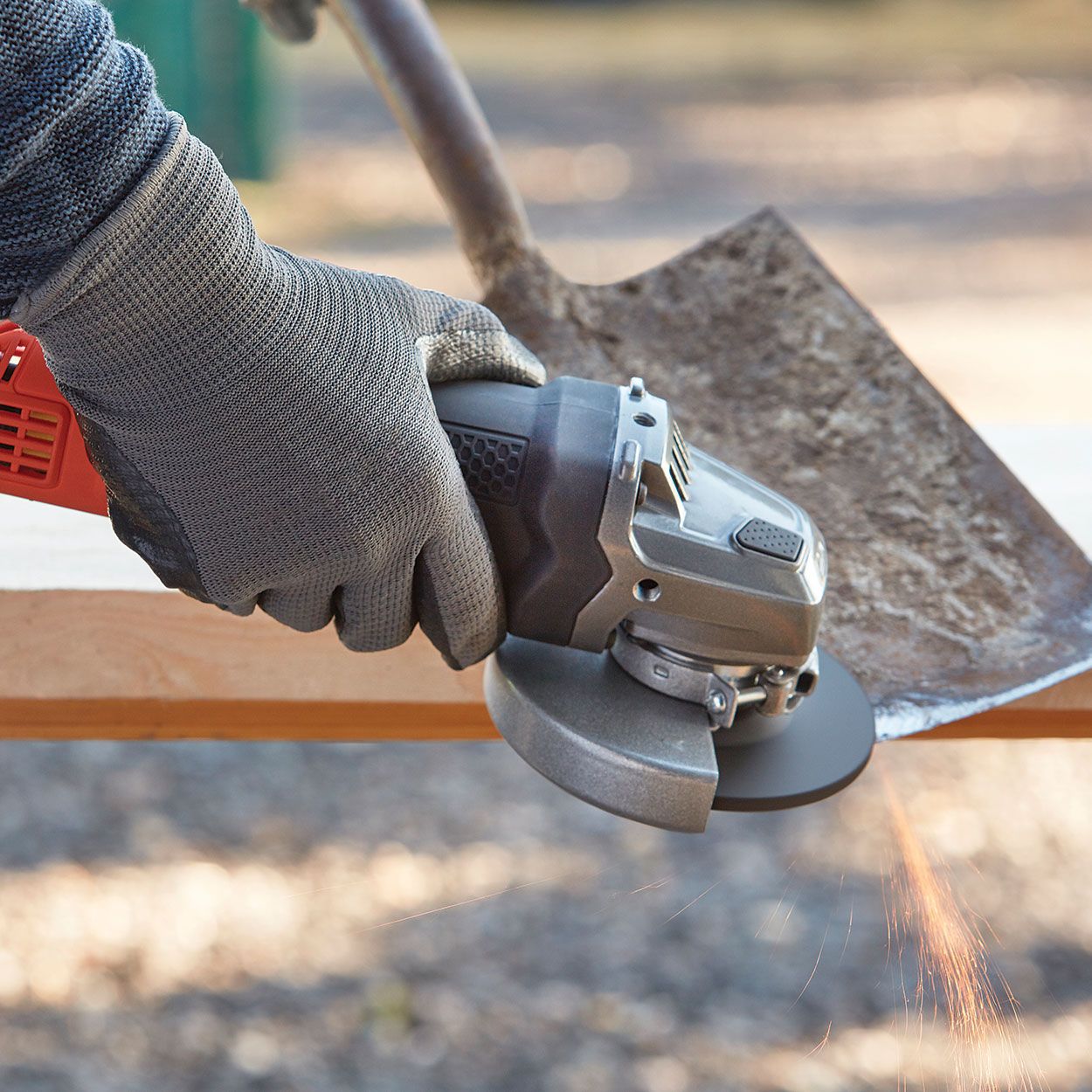 Black+Decker 900W Corded Angle Grinder with Kitbox