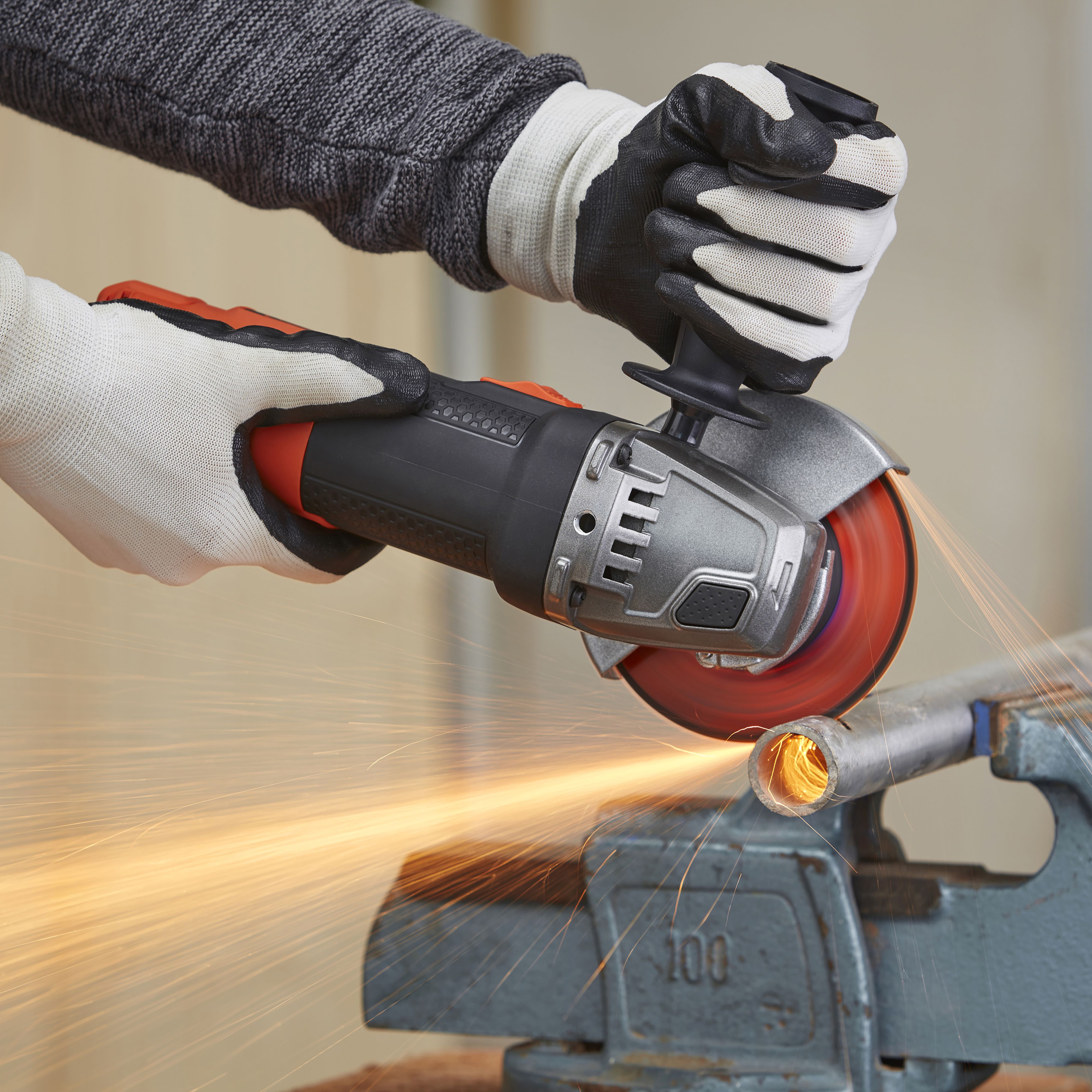 Black+Decker 900W Corded Angle Grinder with Kitbox