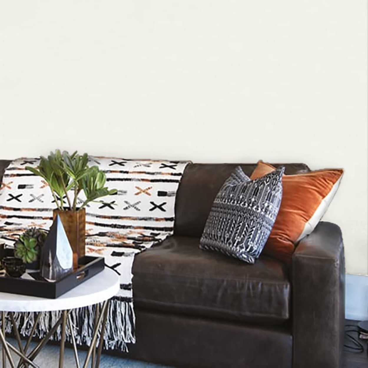 Johnstone's One Coat Paint Antique White 2.5 Litre