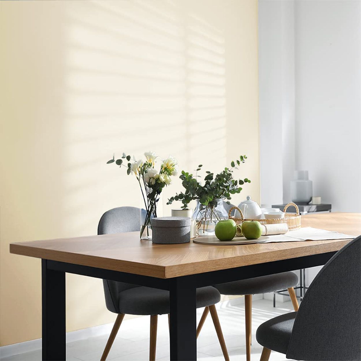 Johnstone's One Coat Paint Antique Cream 2.5 Litre