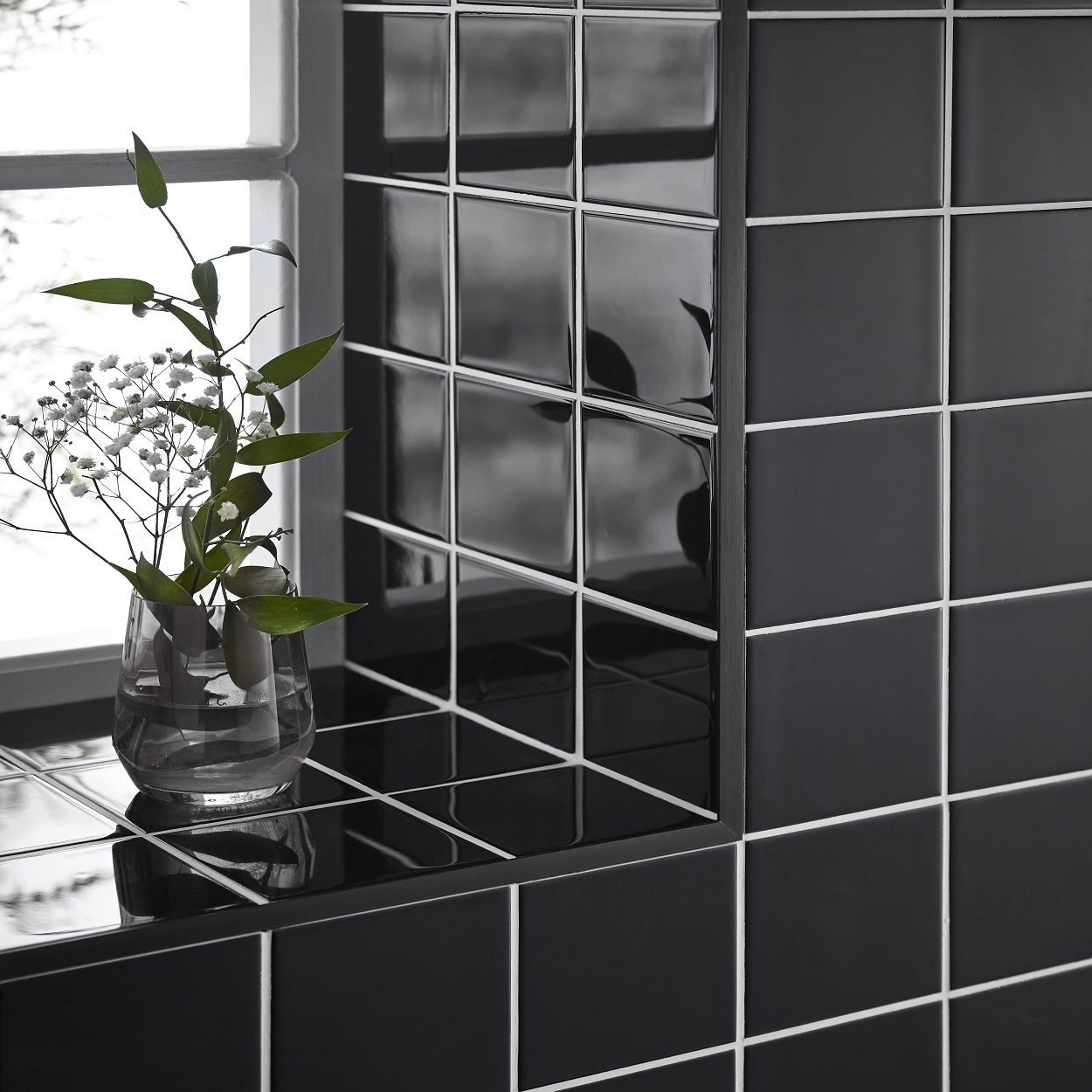 HOMELUX 8MM BRUSHED BLACK METAL TILE TRIM 1.83M