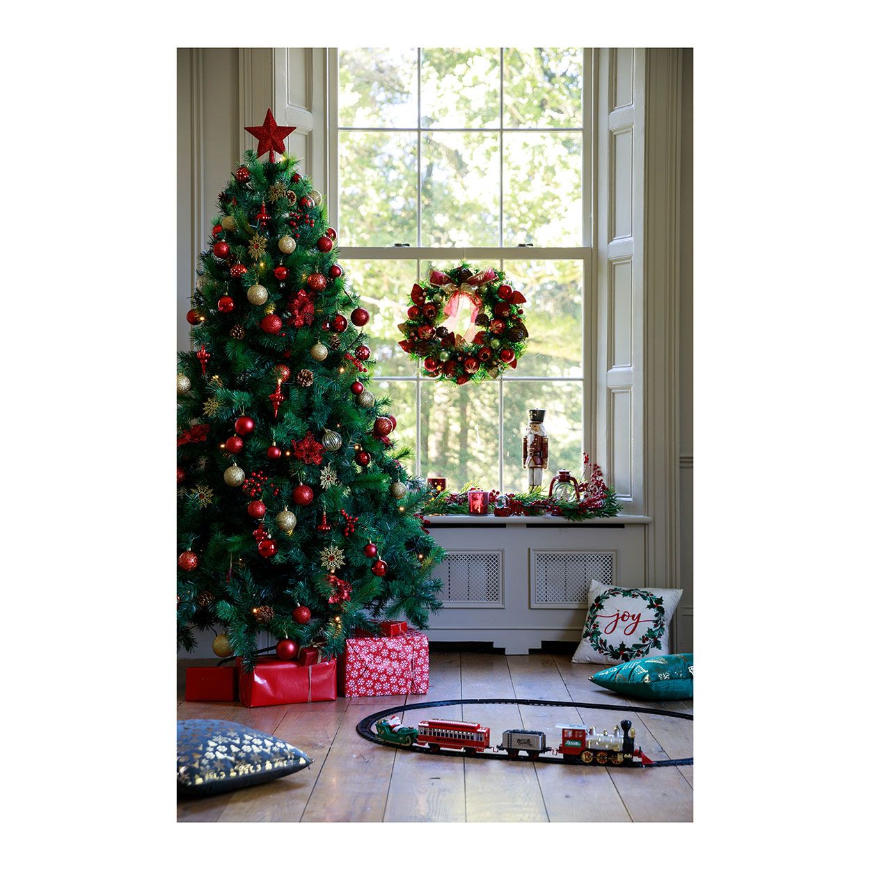Red Wreath With Baubles