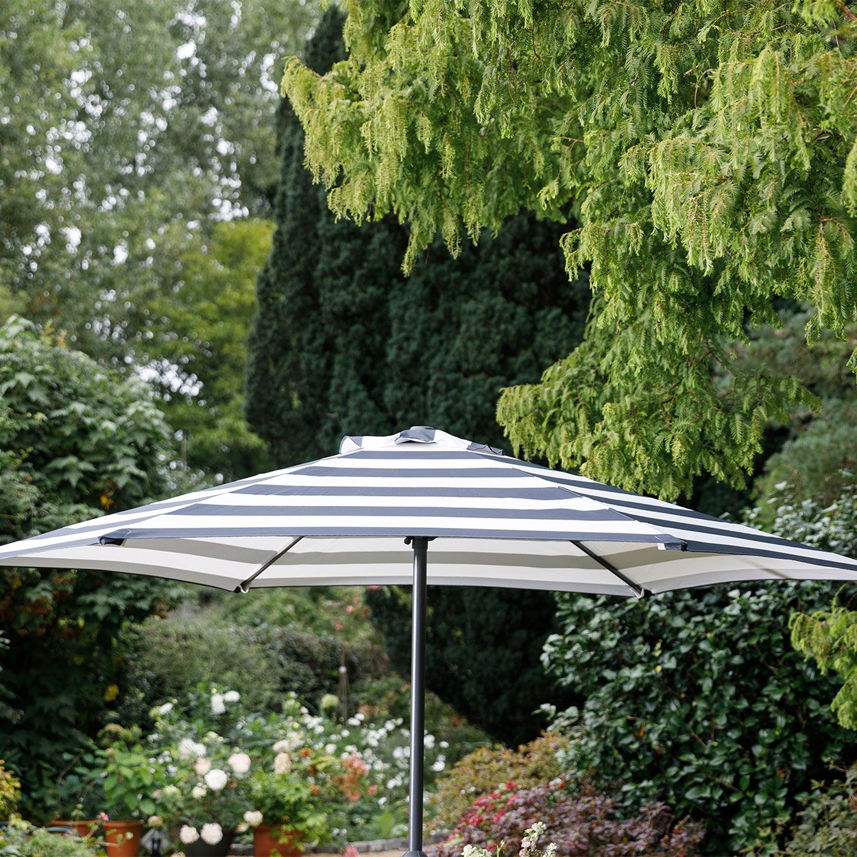 Crank Parasol Grey/White Stripe
