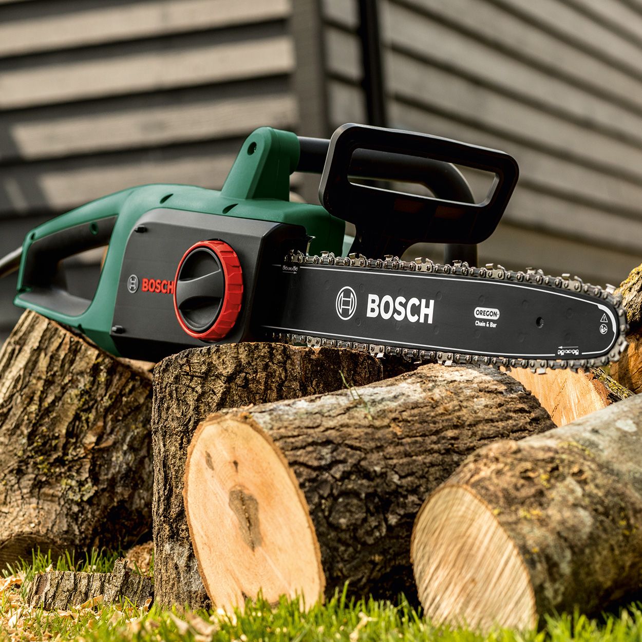 Bosch UniversalChain 35cm 1800W Electric Chainsaw