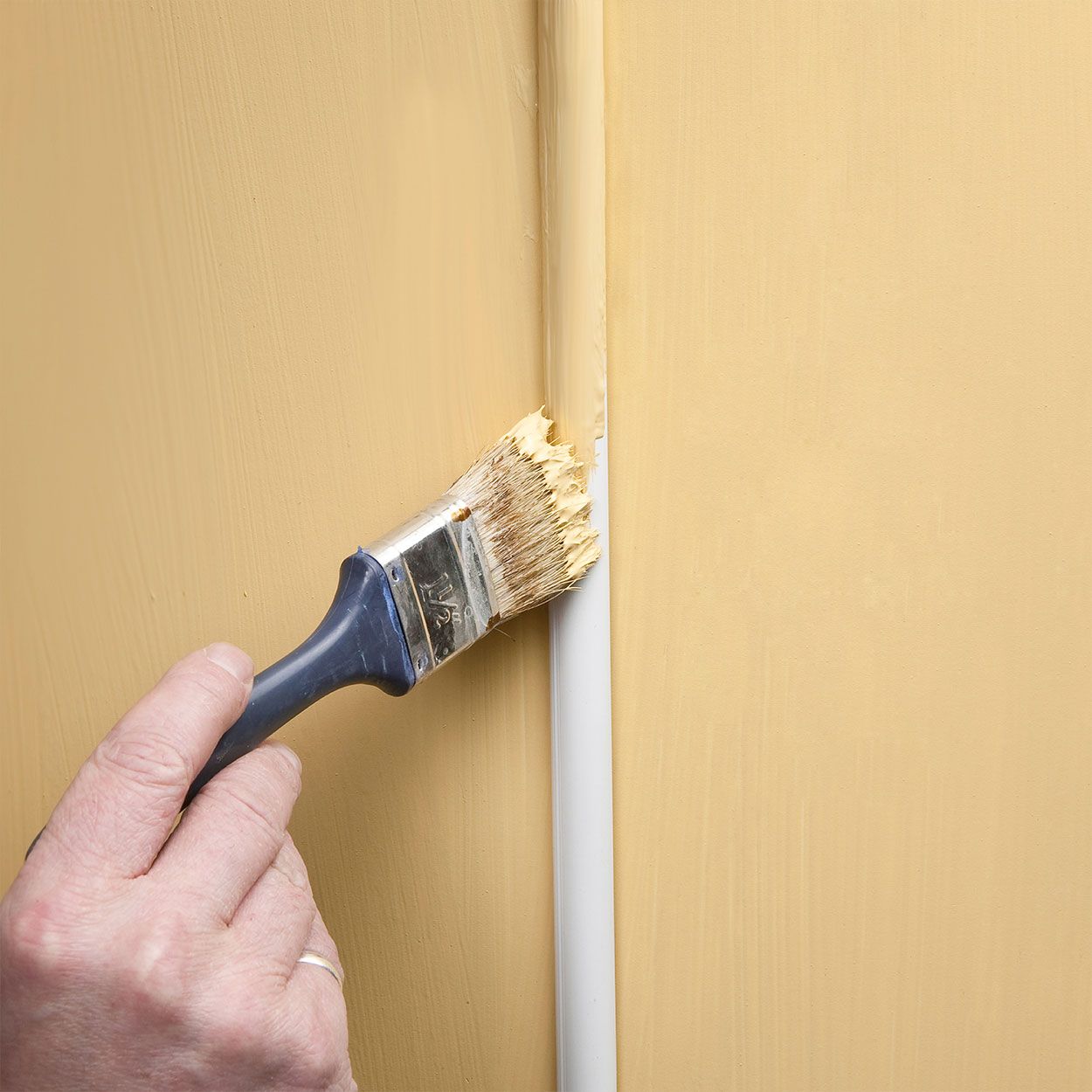 D-Line 2M Length Trunking 20X10 Half Round - White