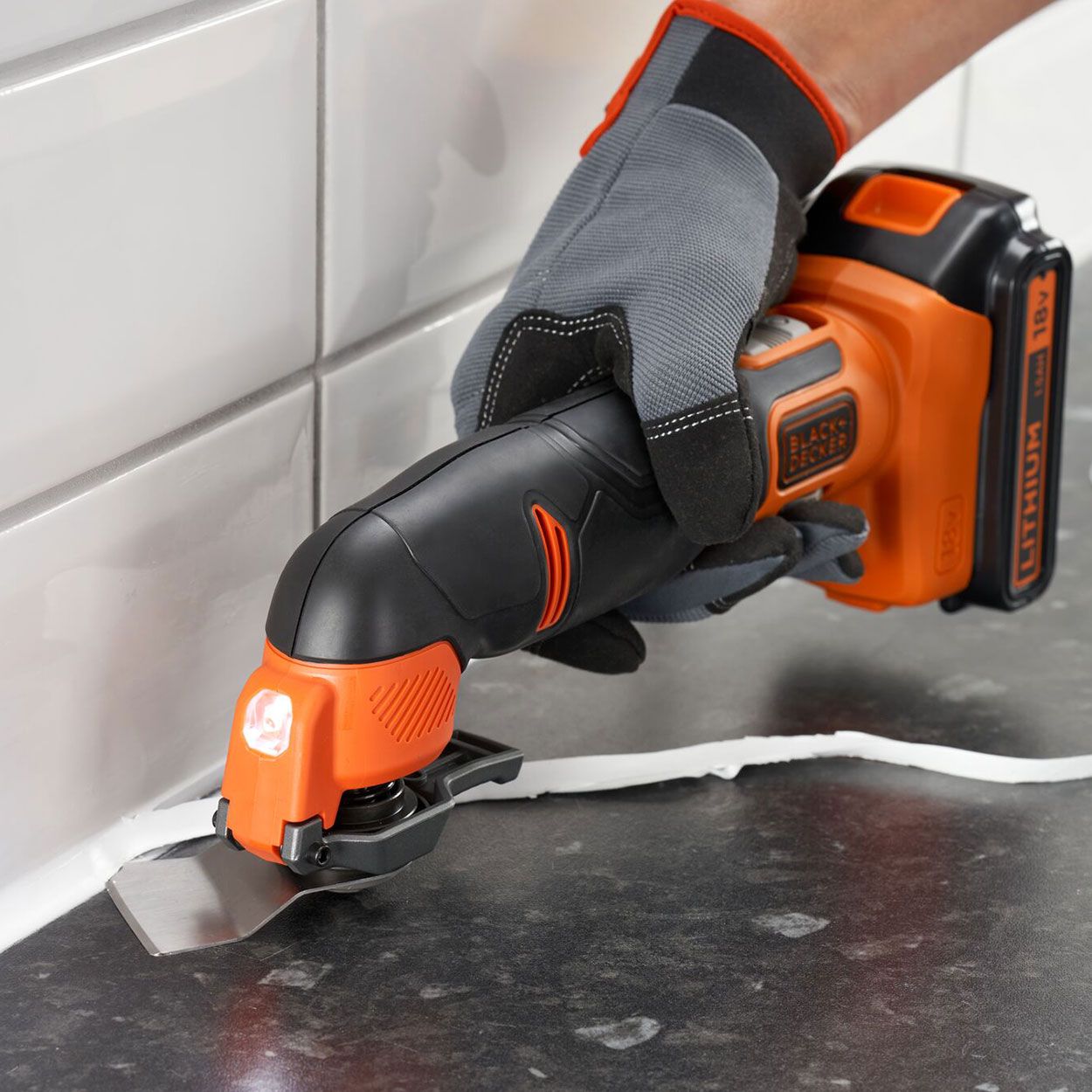 Black+Decker 18V Oscillating Tool 2Ah 1A Kitbox