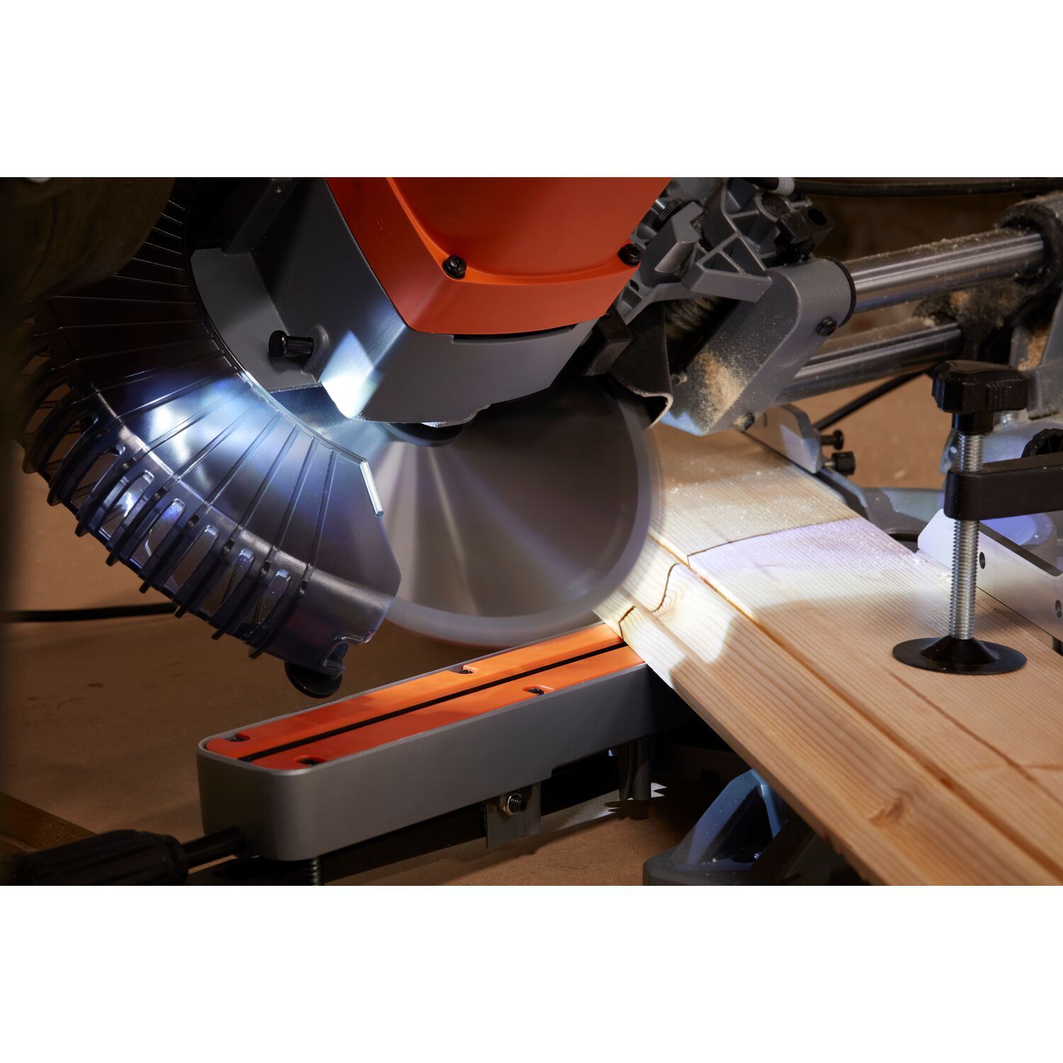 BLACK+DECKER 1600W 216mm Single Bevel Slide Mitre Saw
