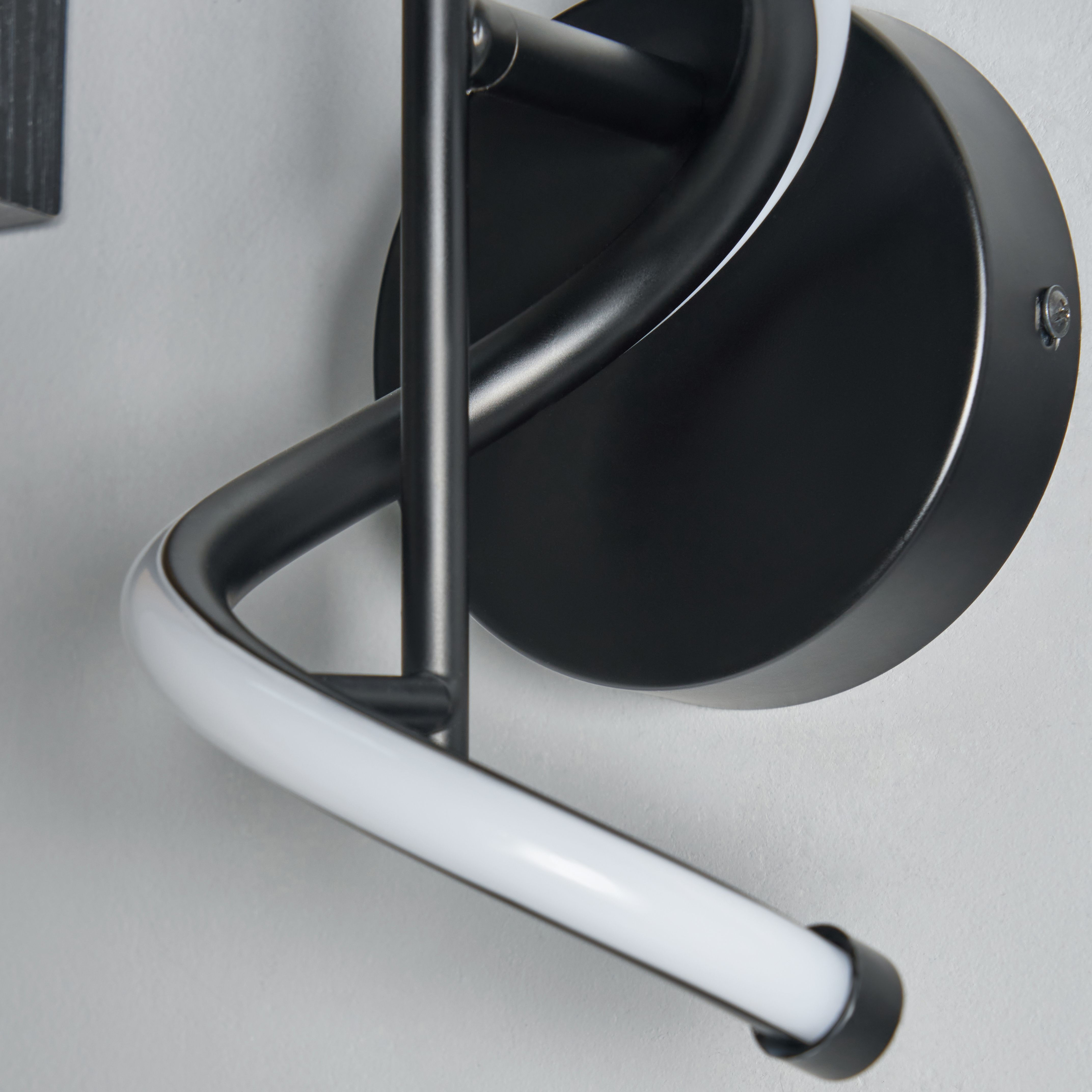 Nabria Leo LED Wall Lamp - Black