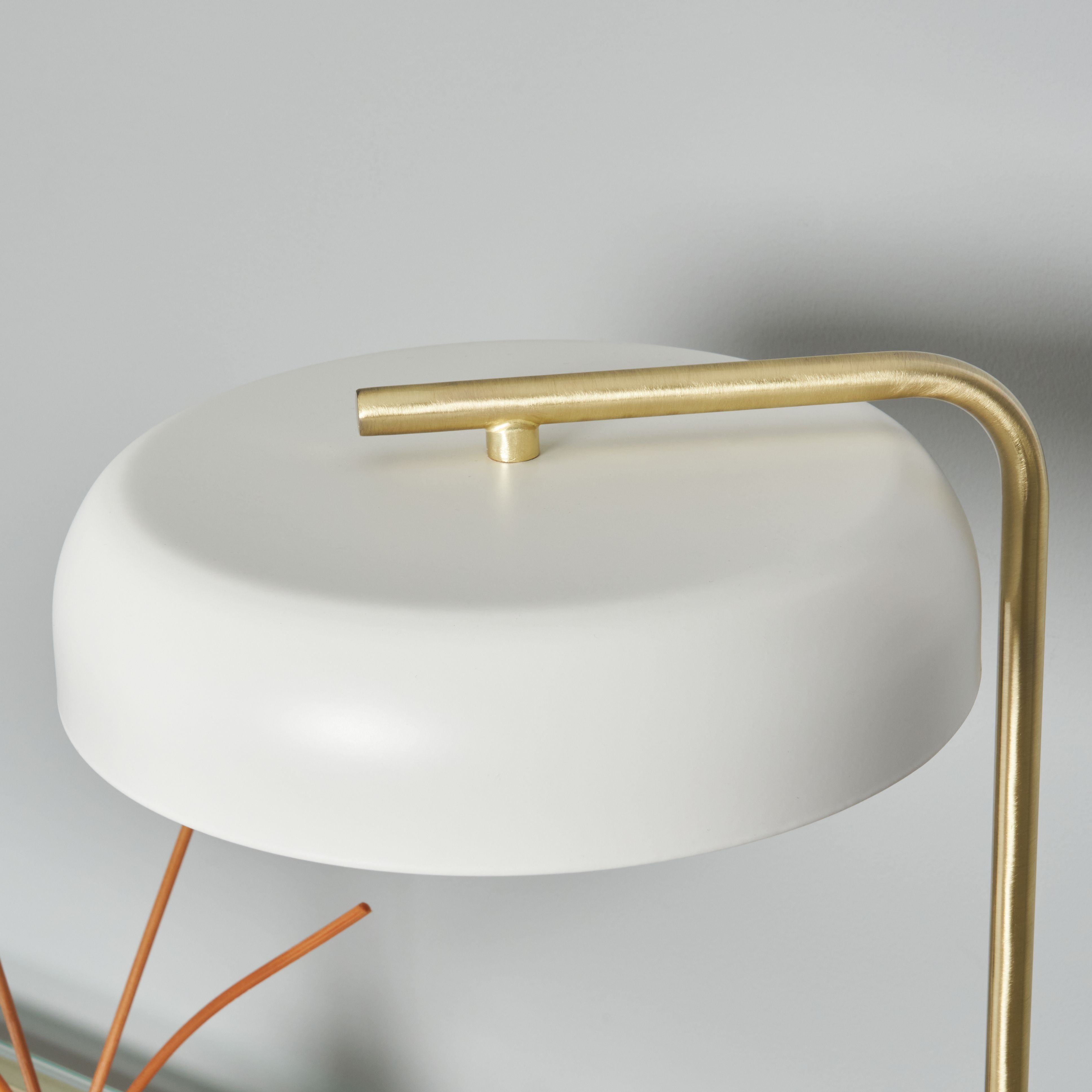 Elanga Desk Lamp White