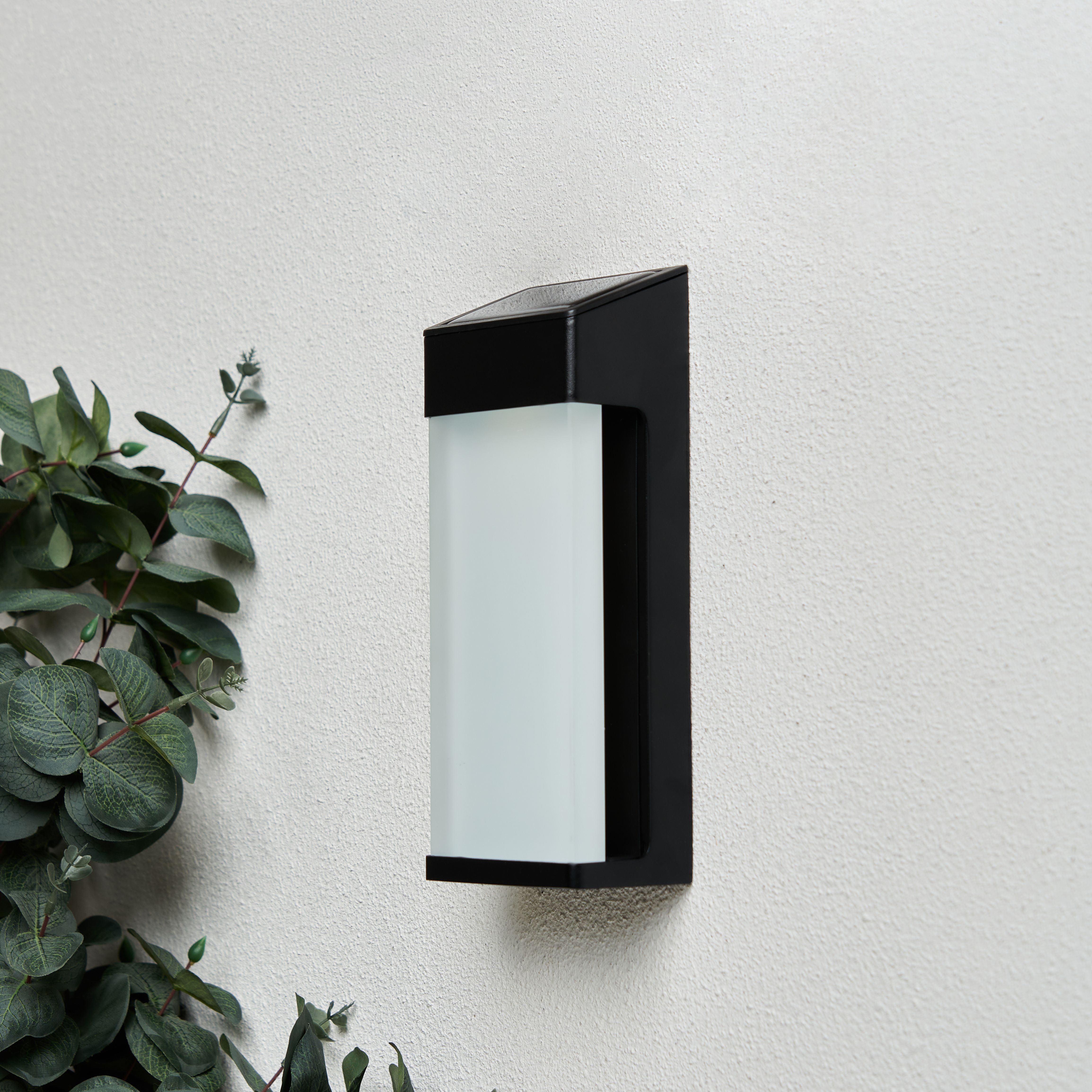 Lenti Solar LED Wall Light