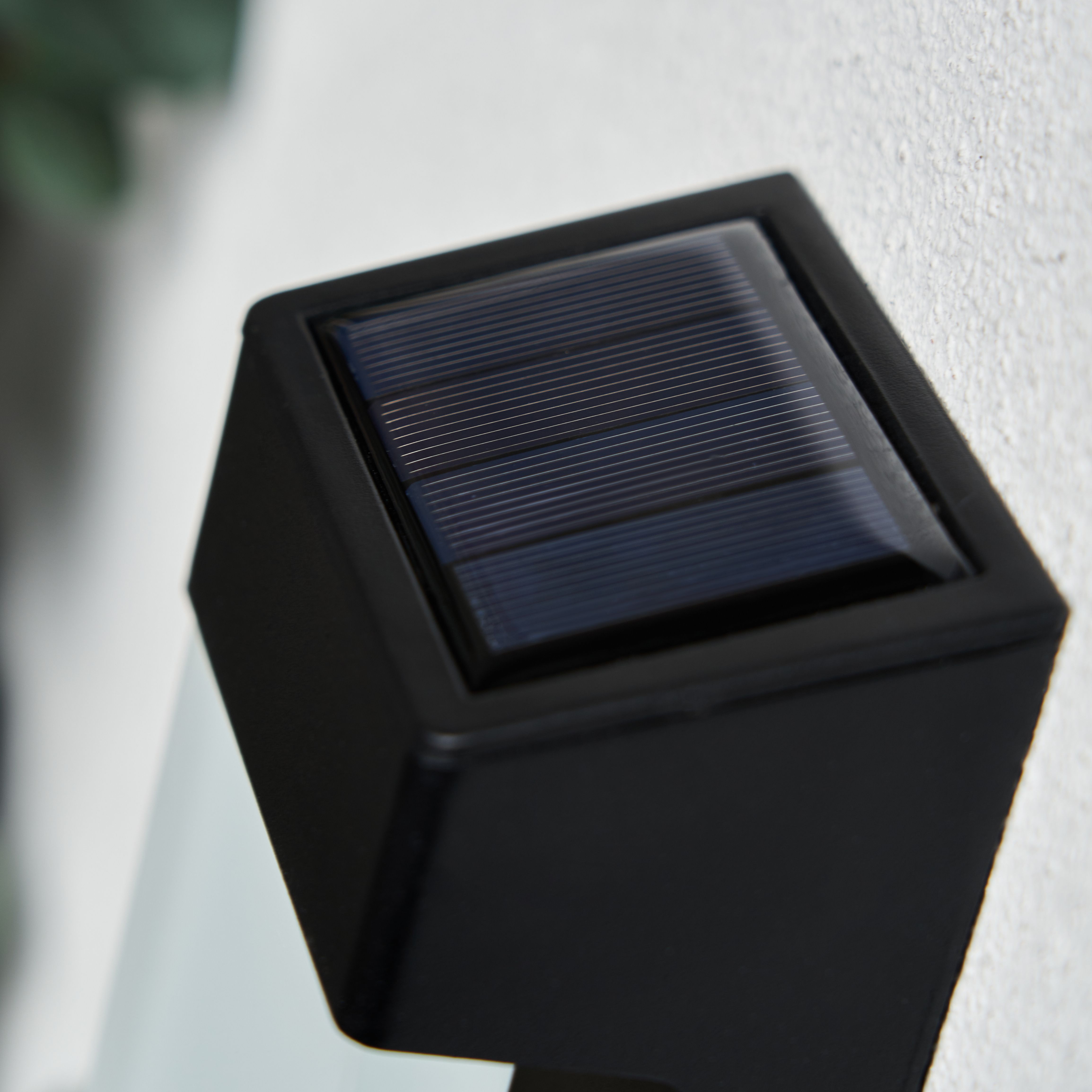 Lenti Solar LED Wall Light