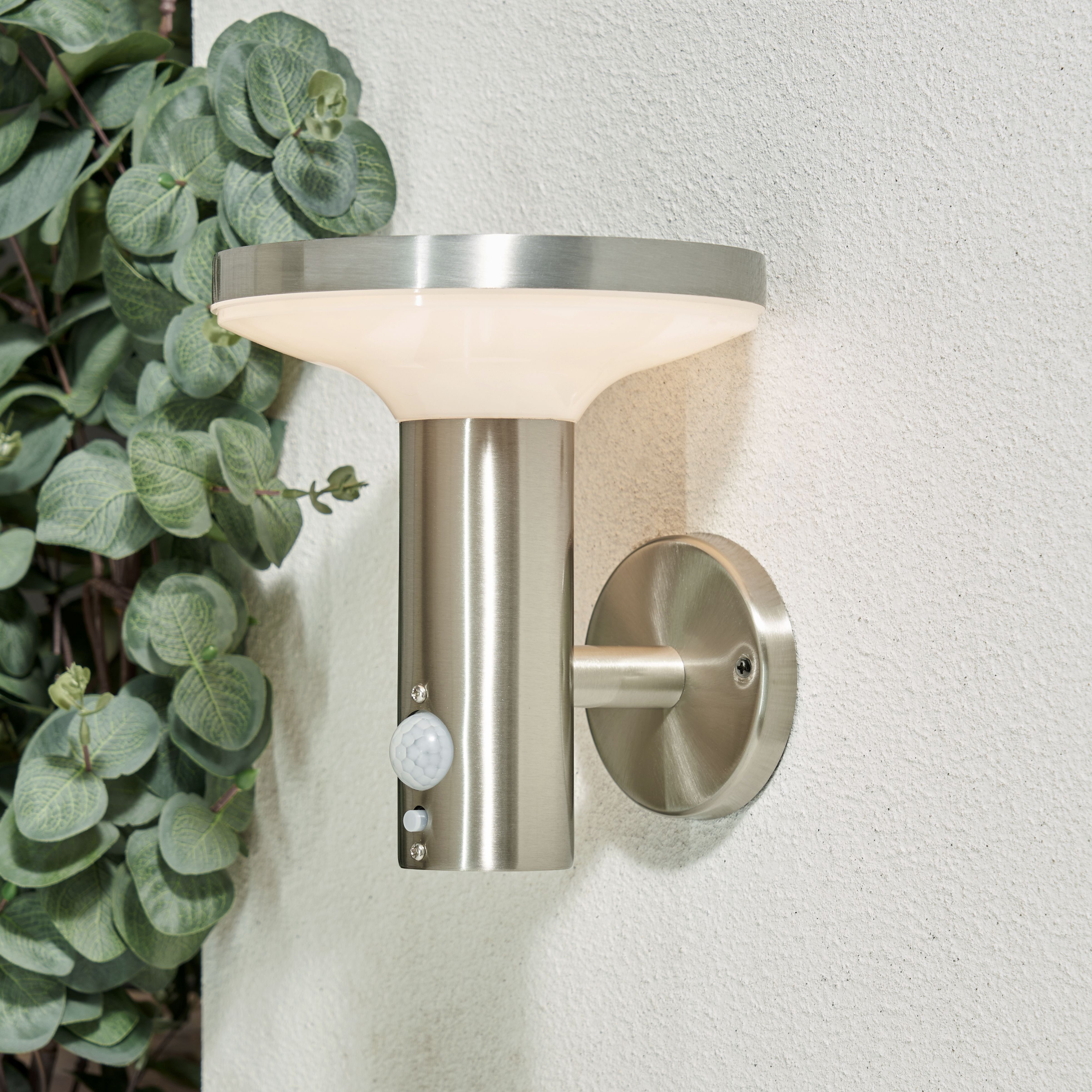 Pilato Solar LED Wall Light Chrome