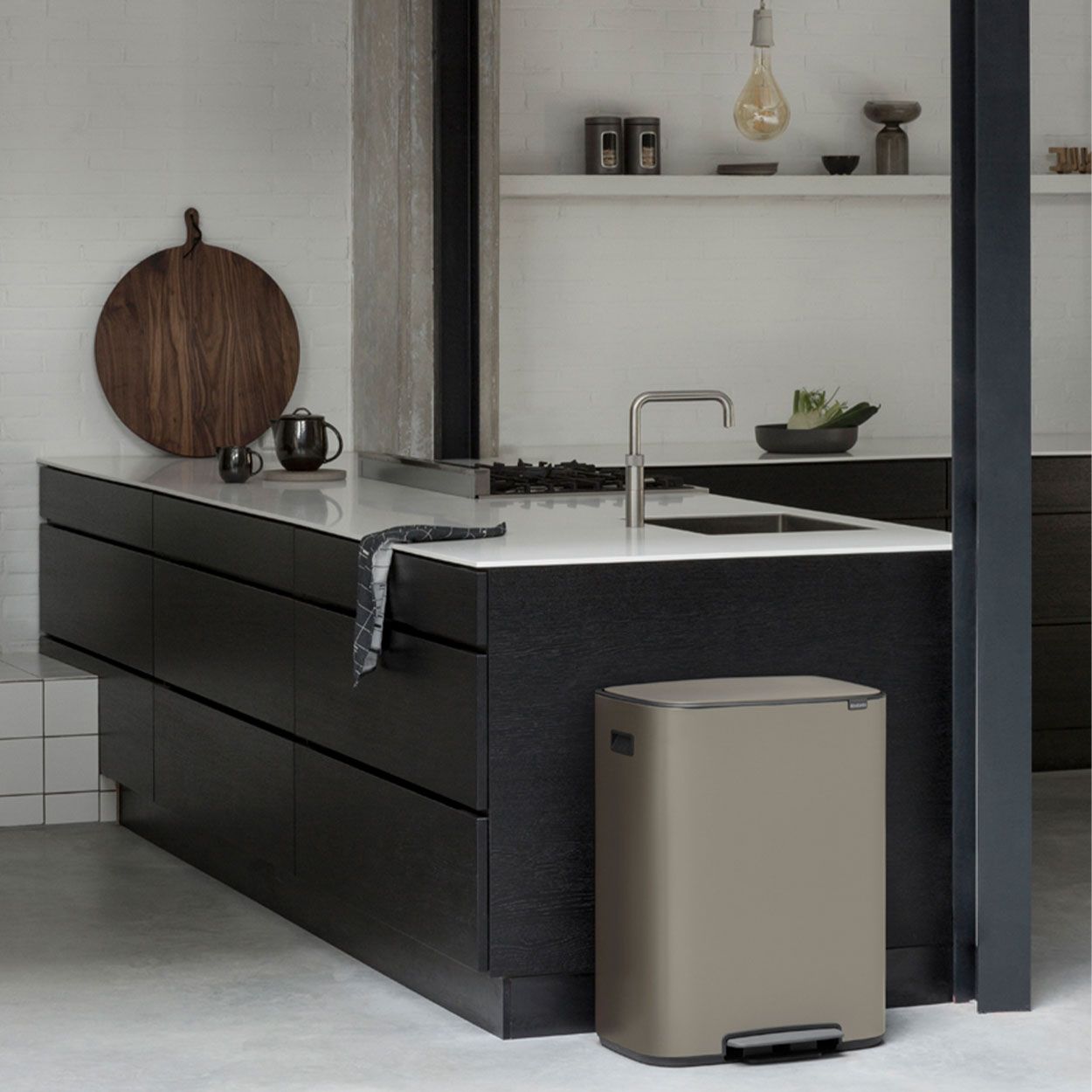 Brabantia Bo Pedal Bin, 60L - Platinum