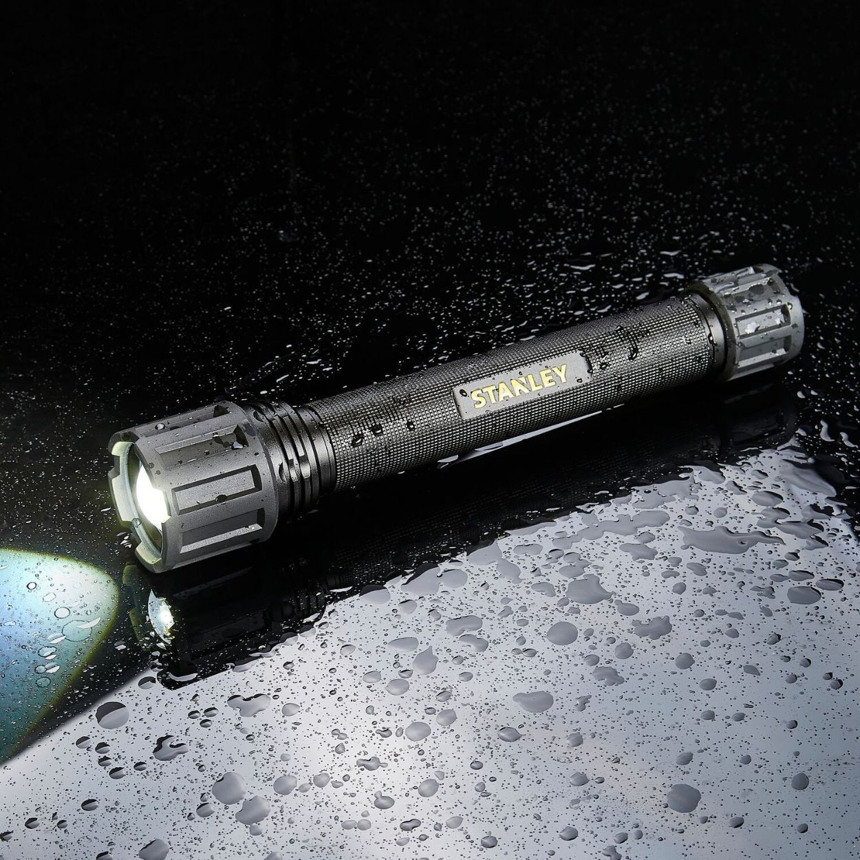 STANLEY 800 LUMEN HAND TORCH WITH ADJUSTABLE FOCUS. DURACELL BATTERIES INCLUDED.
