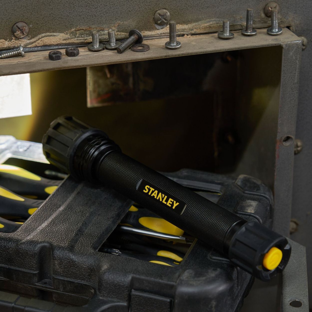 STANLEY 800 LUMEN HAND TORCH WITH ADJUSTABLE FOCUS. DURACELL BATTERIES INCLUDED.