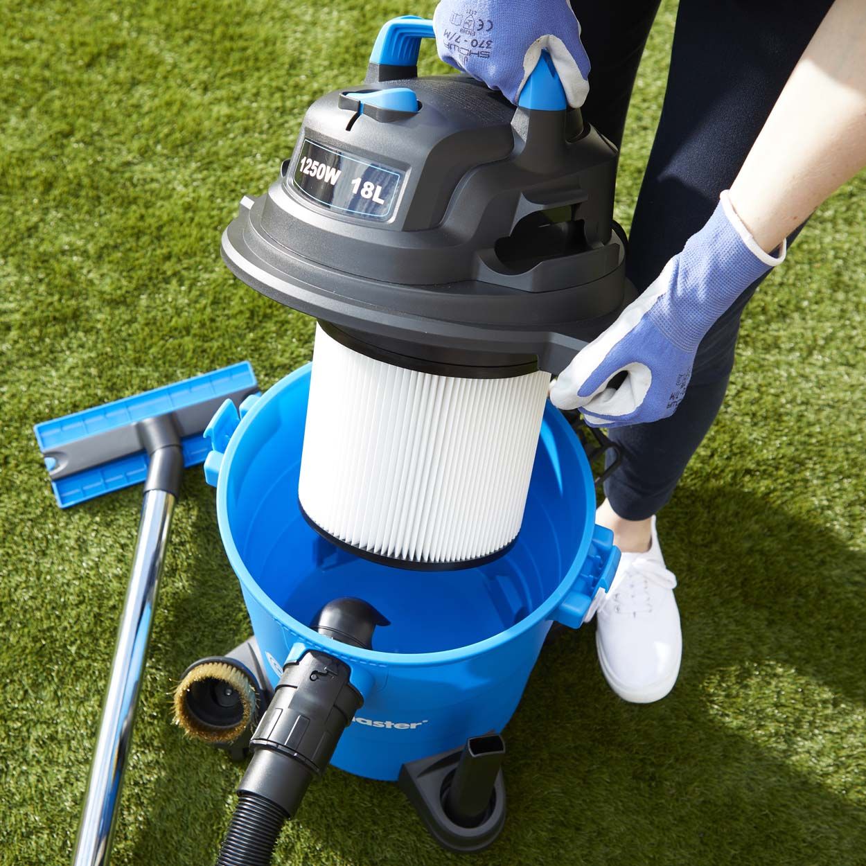 Vacmaster 18L Artificial Grass Wet and Dry Vacuum