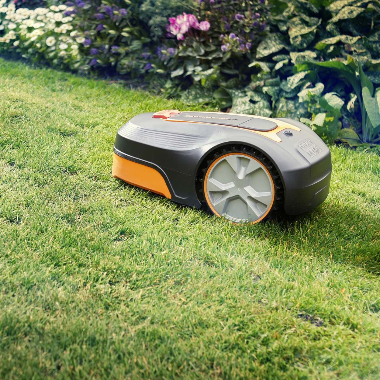 LawnMaster L12 Robotic Mower with Dock 800m2