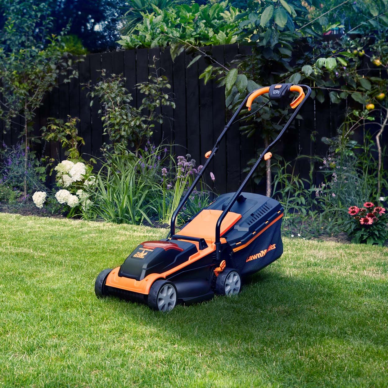LawnMaster MX 24V 32cm Cordless Lawnmower with 1 battery