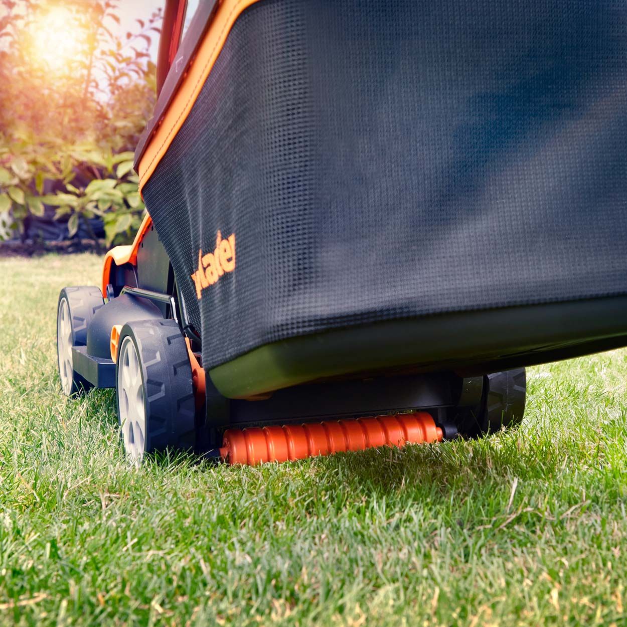 LawnMaster MX 24V 32cm Cordless Lawnmower with 1 battery