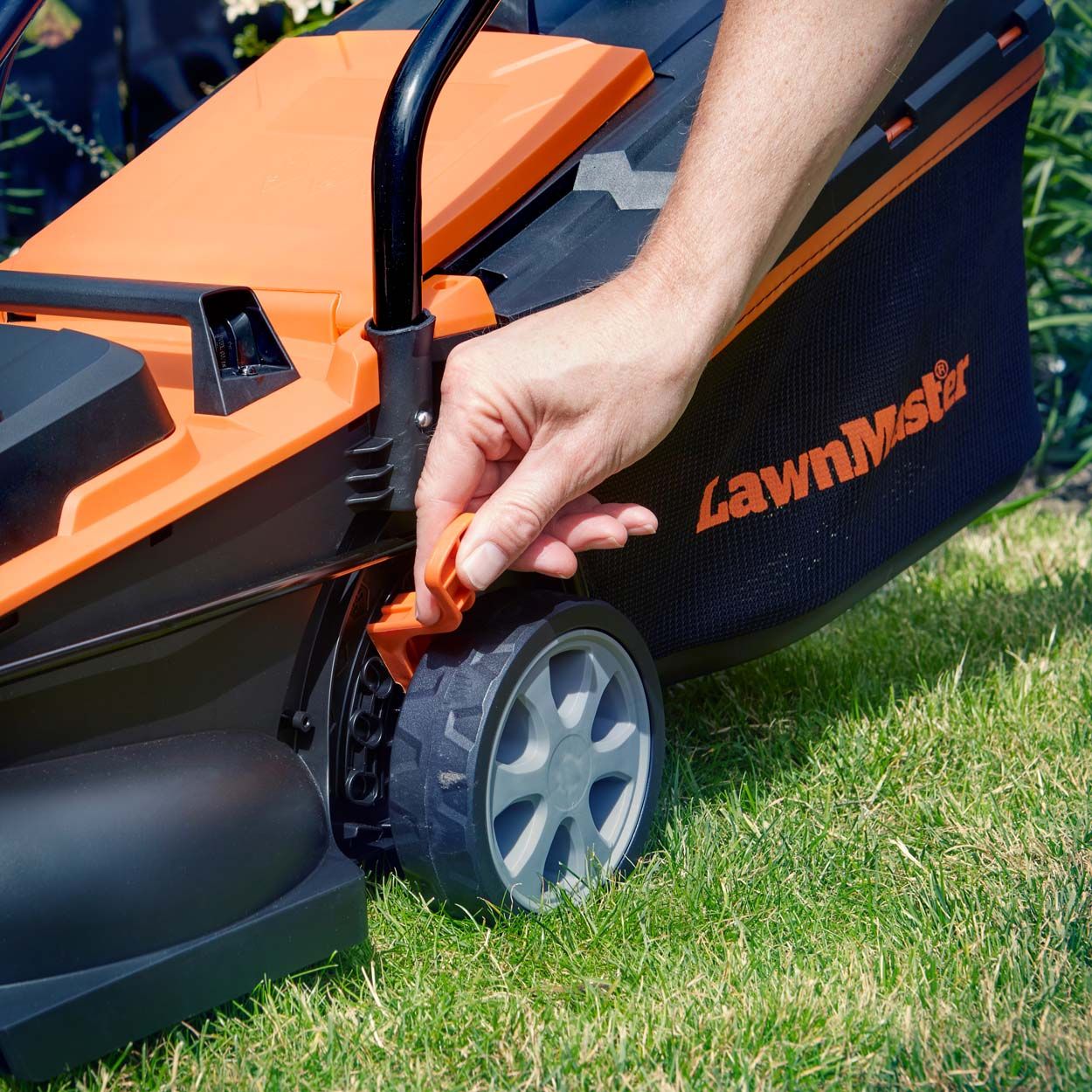 LawnMaster MX 24V 32cm Cordless Lawnmower with 1 battery