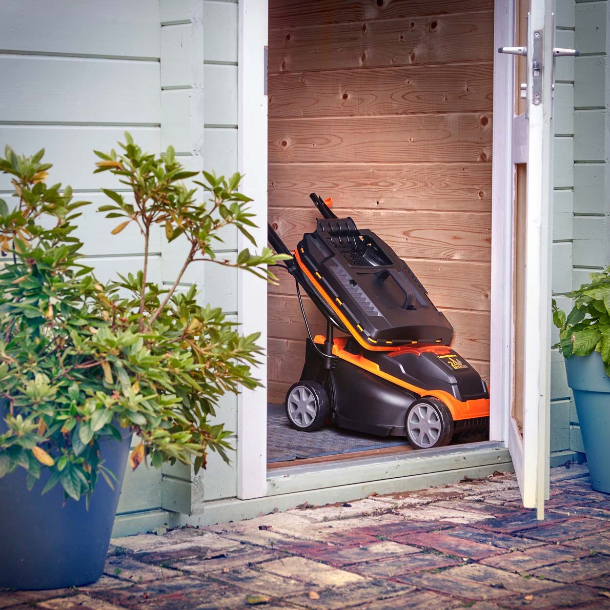 LawnMaster MX 24V 32cm Cordless Lawnmower with 1 battery