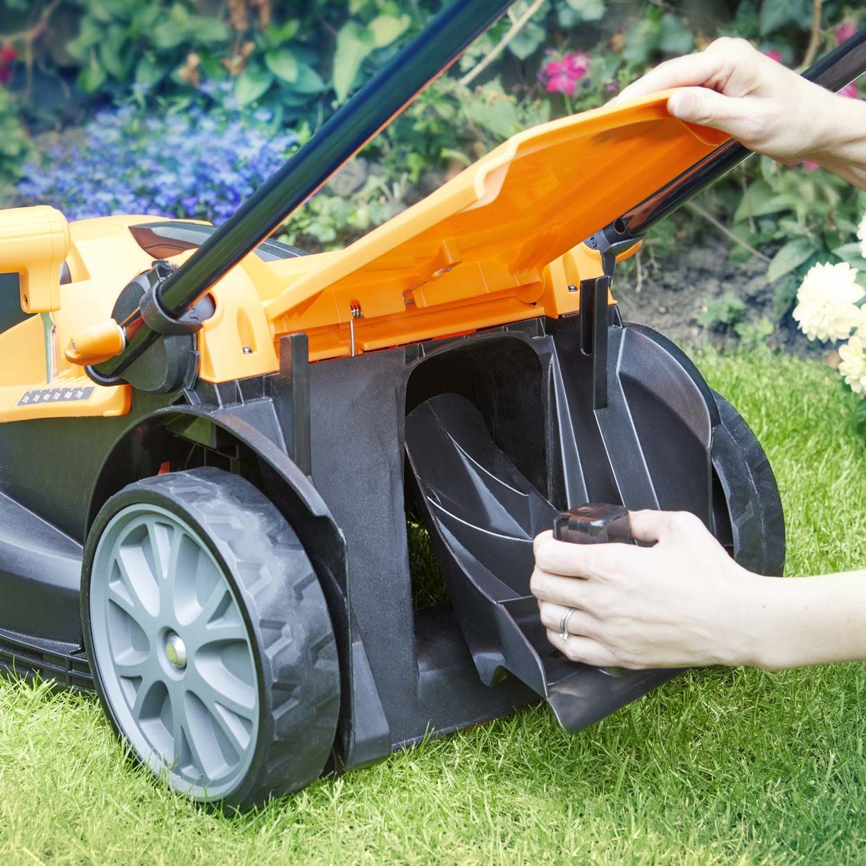 LawnMaster MX 24 37cm Lawnmower with 2 sets of batteries