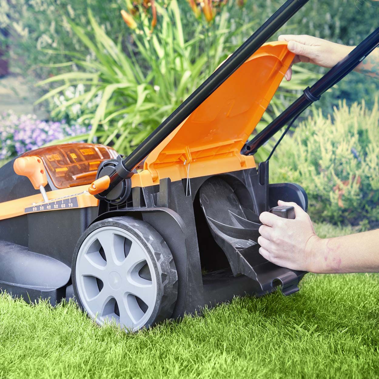 LawnMaster MX 24 41cm 48V Cordless Mower with 1 set of batteries