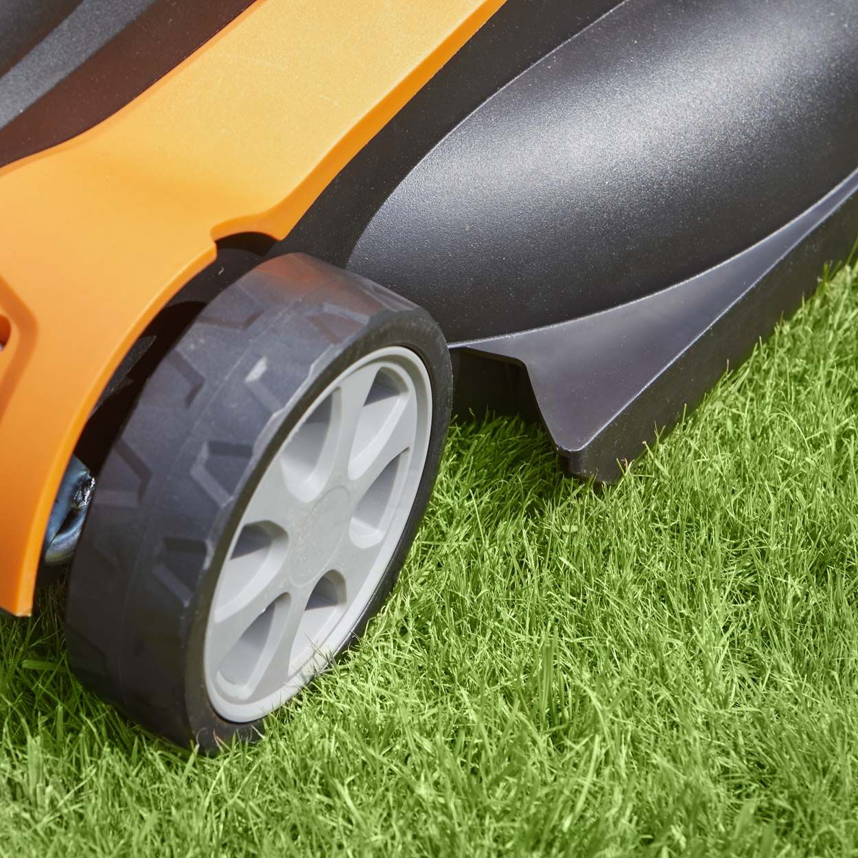 LawnMaster MX 24 41cm 48V Cordless Mower with 1 set of batteries