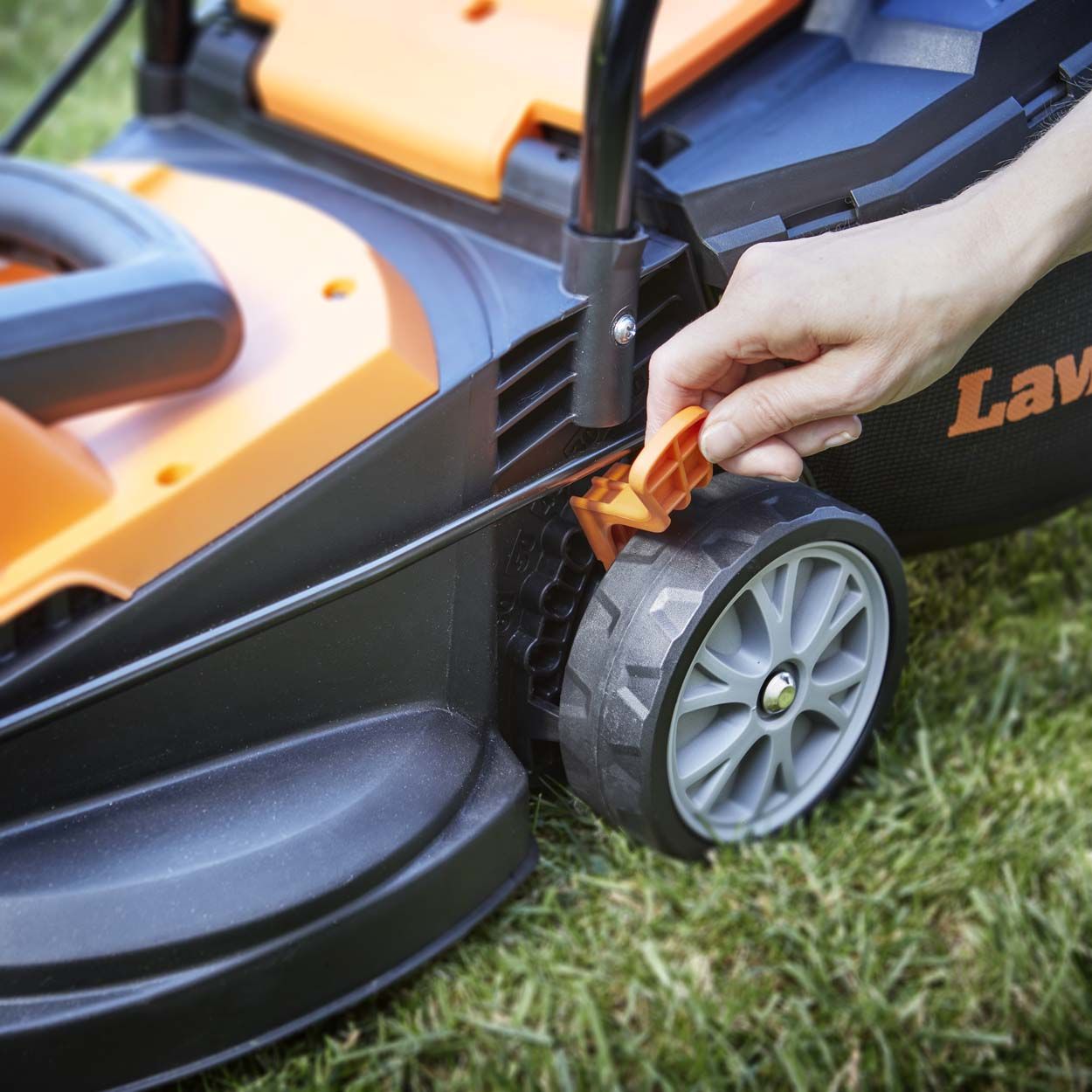 LawnMaster 32cm 1200W Electric Lawnmower