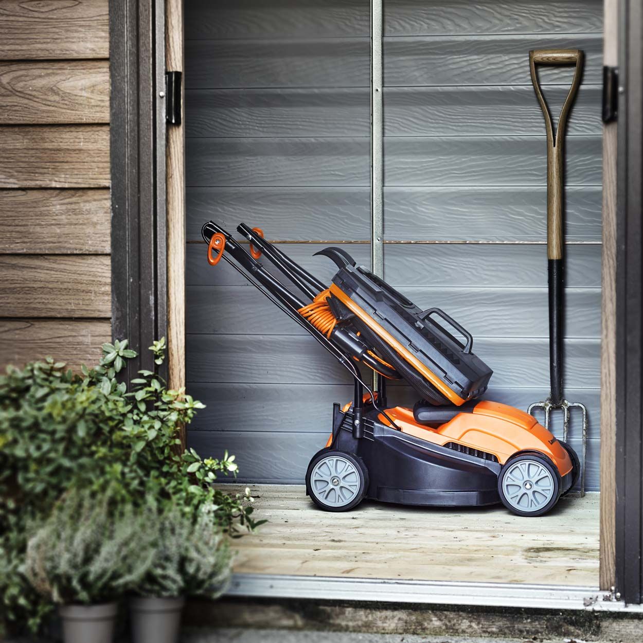 LawnMaster 32cm 1200W Electric Lawnmower