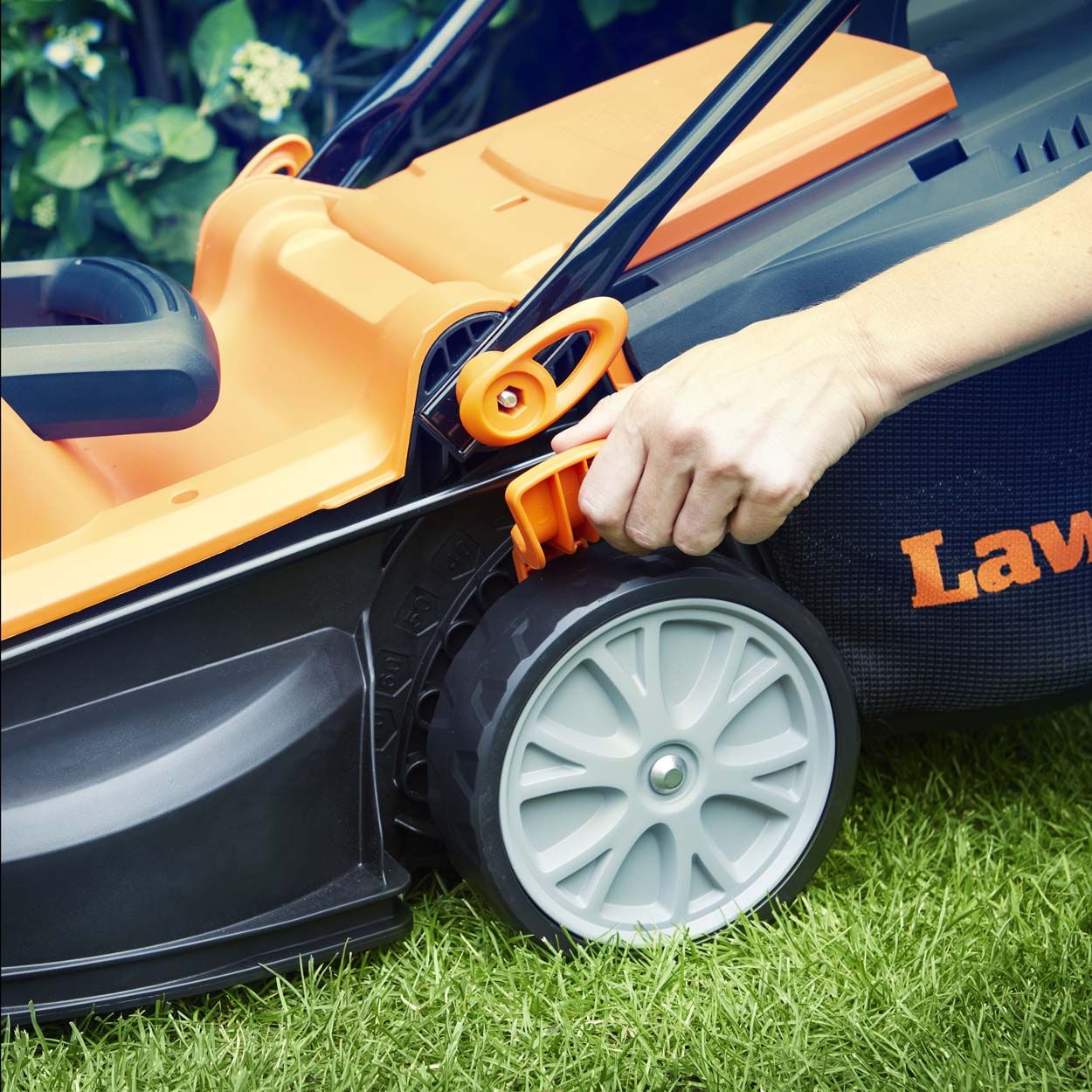 LawnMaster 34cm 1400W Electric Lawnmower