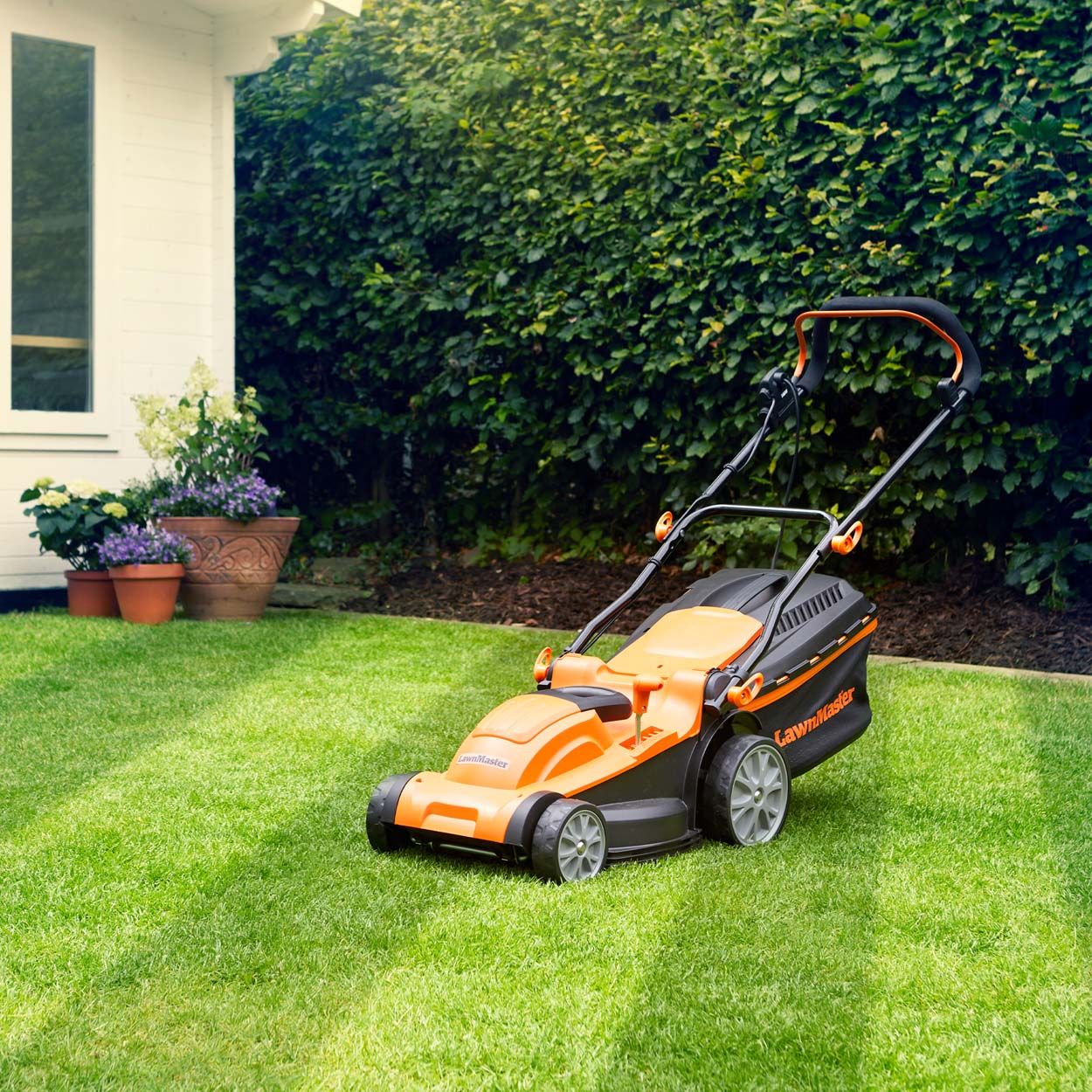 LawnMaster 37cm 1600W Electric Lawnmower