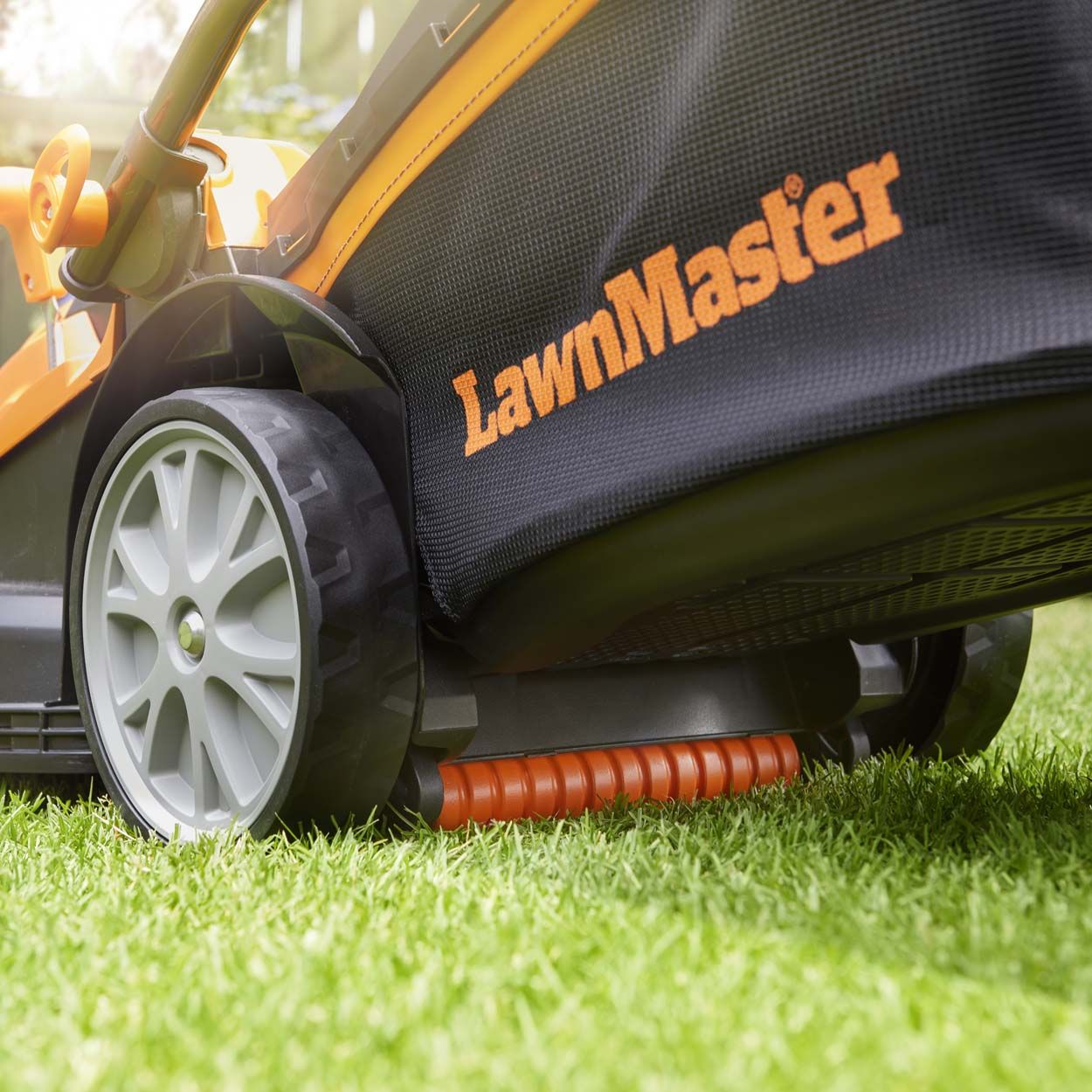 LawnMaster 37cm 1600W Electric Lawnmower
