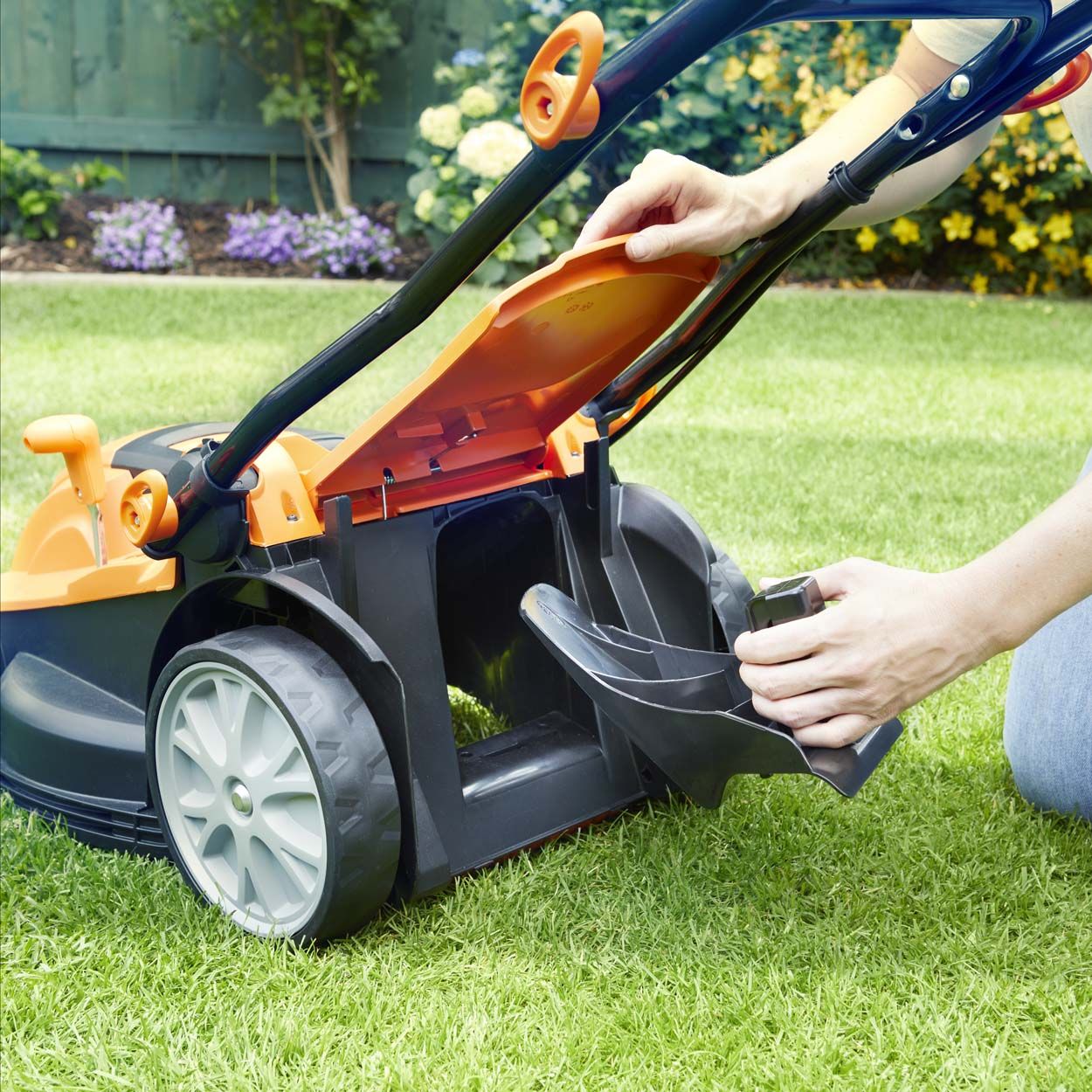 LawnMaster 37cm 1600W Electric Lawnmower