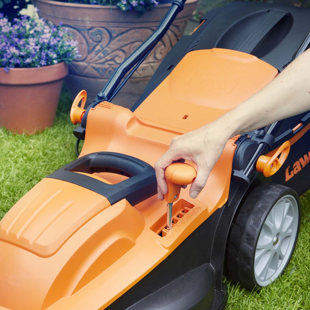 LawnMaster 37cm 1600W Electric Lawnmower