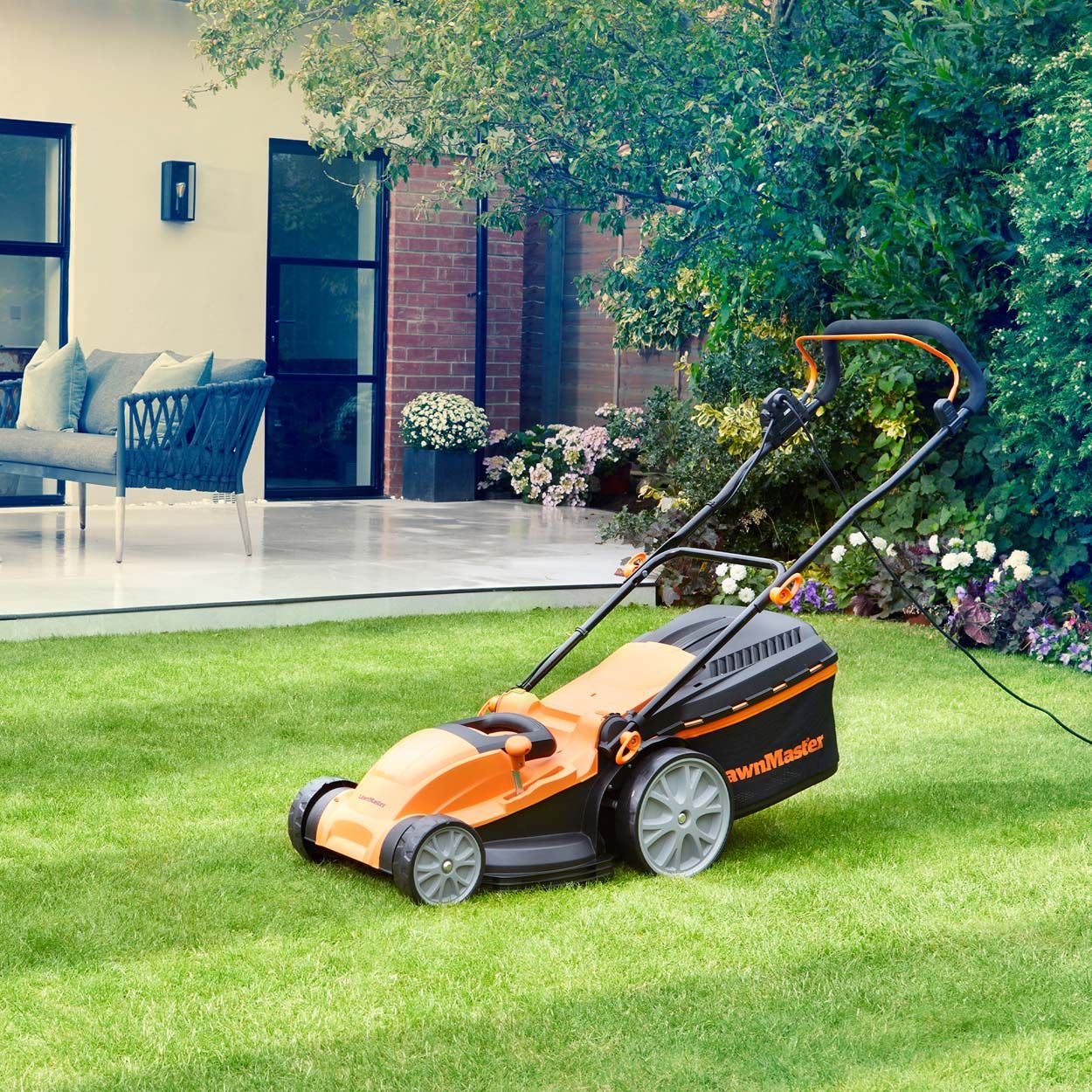 LawnMaster 40cm 1800W Electric Lawnmower
