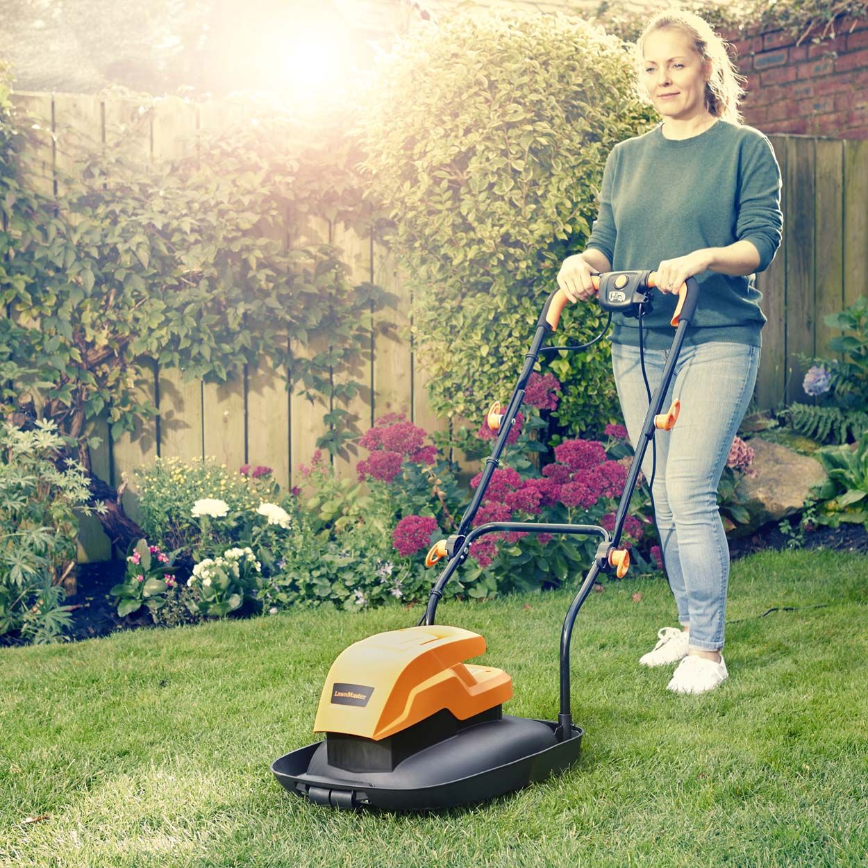 LawnMaster 33cm Hover Mulching Mower