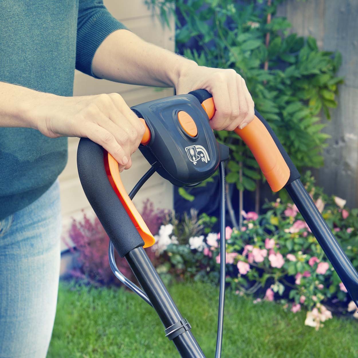 LawnMaster 33cm Hover Mulching Mower