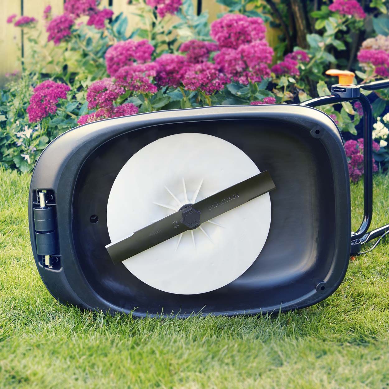 LawnMaster 33cm Hover Mulching Mower