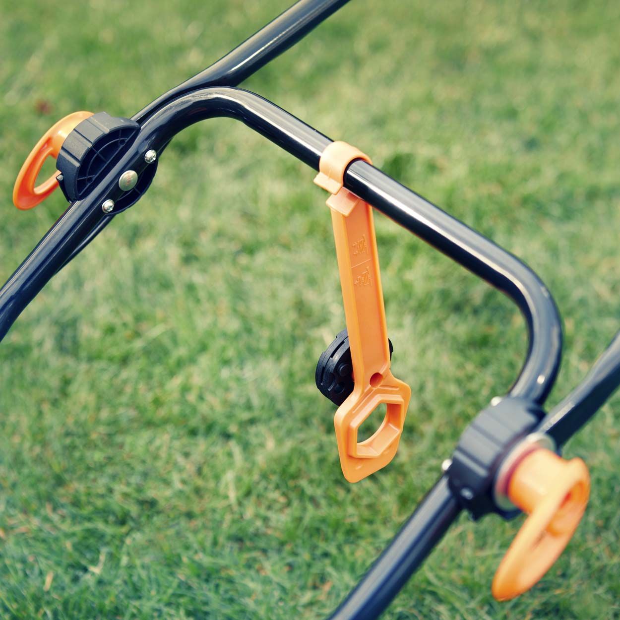 LawnMaster 33cm Hover Mulching Mower