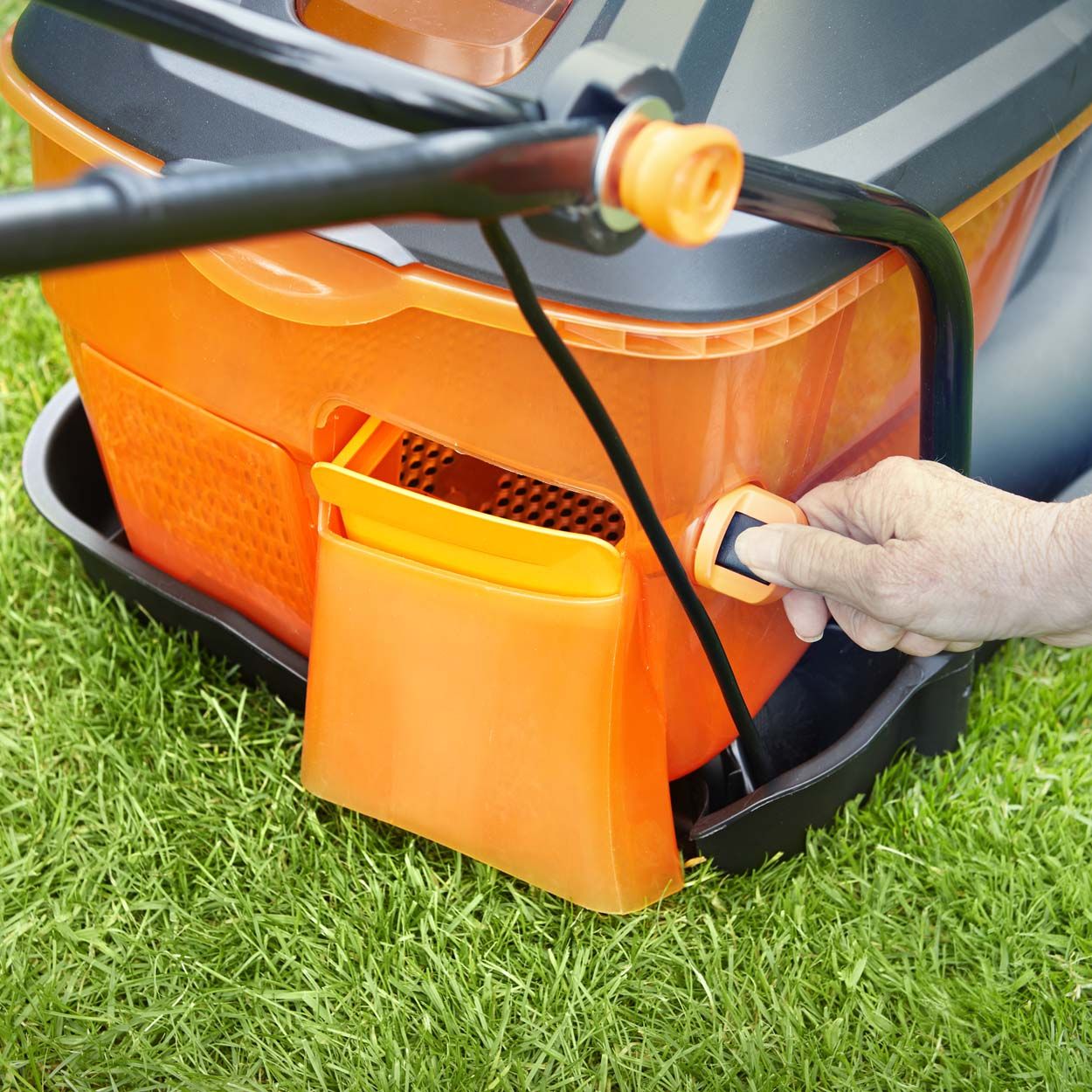 LawnMaster 36cm 1800W Electric Hover Collect Lawnmower