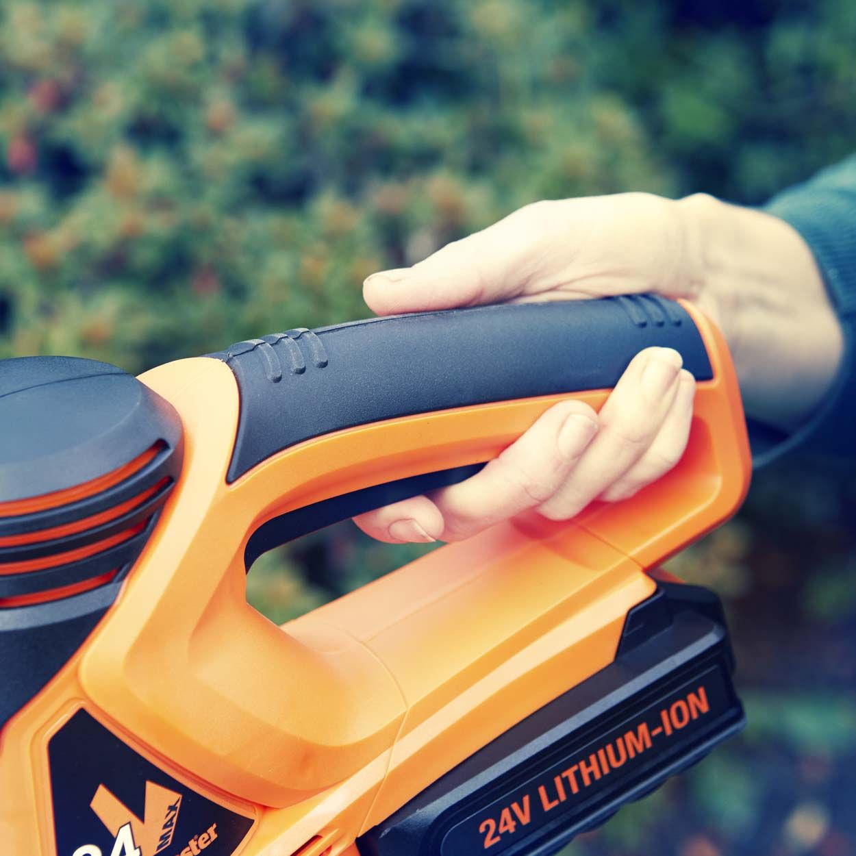 LawnMaster MX 24 52cm Cordless Hedge Trimmer