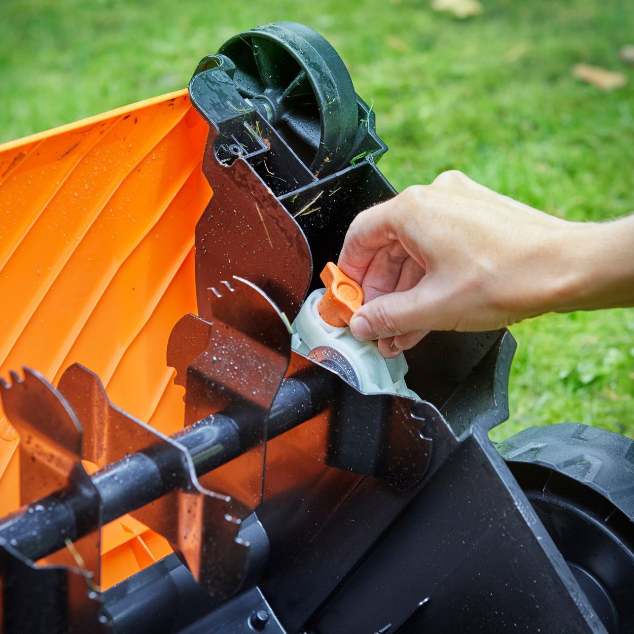 LawnMaster 2 in 1 Lawn Scarifier & Rake 