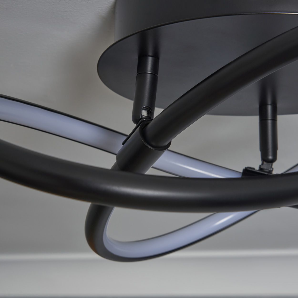 Serio Knotted Shape Led Flush Black