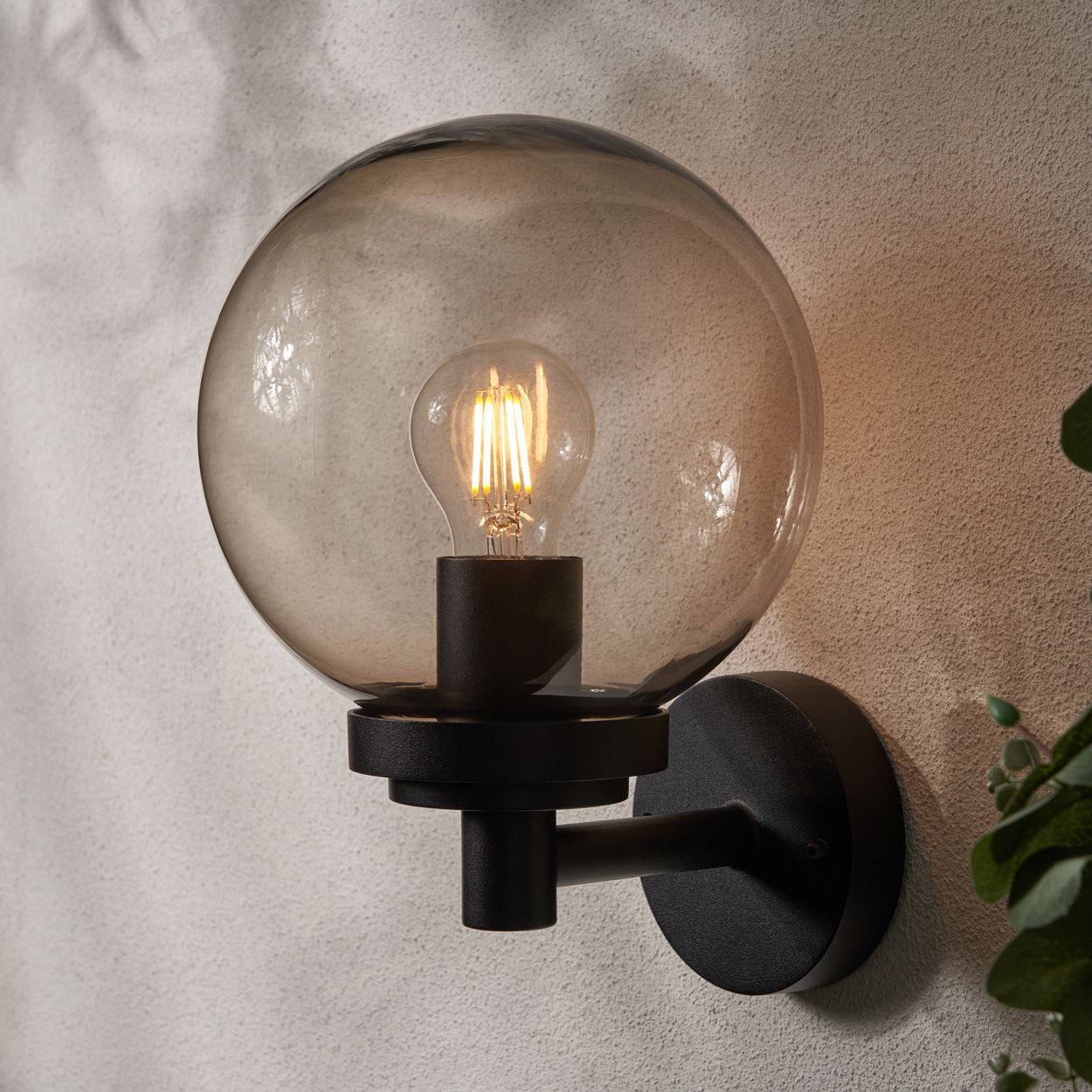 Wemlow 1 X E27 Globe Wall Light Ip44 Black/Smoke