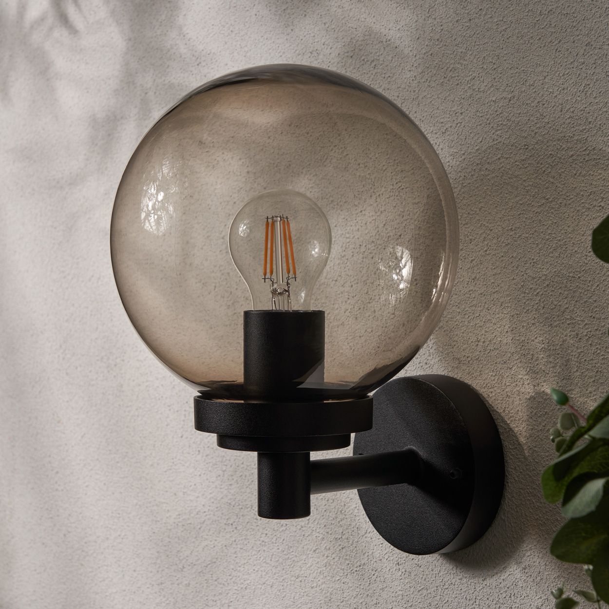 Wemlow 1 X E27 Globe Wall Light Ip44 Black/Smoke
