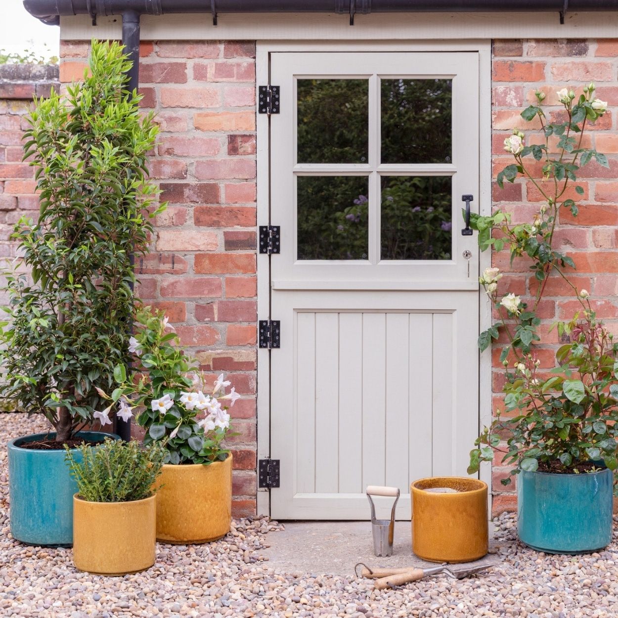 Outdoor Hazelton Aqua Planter H27 D31